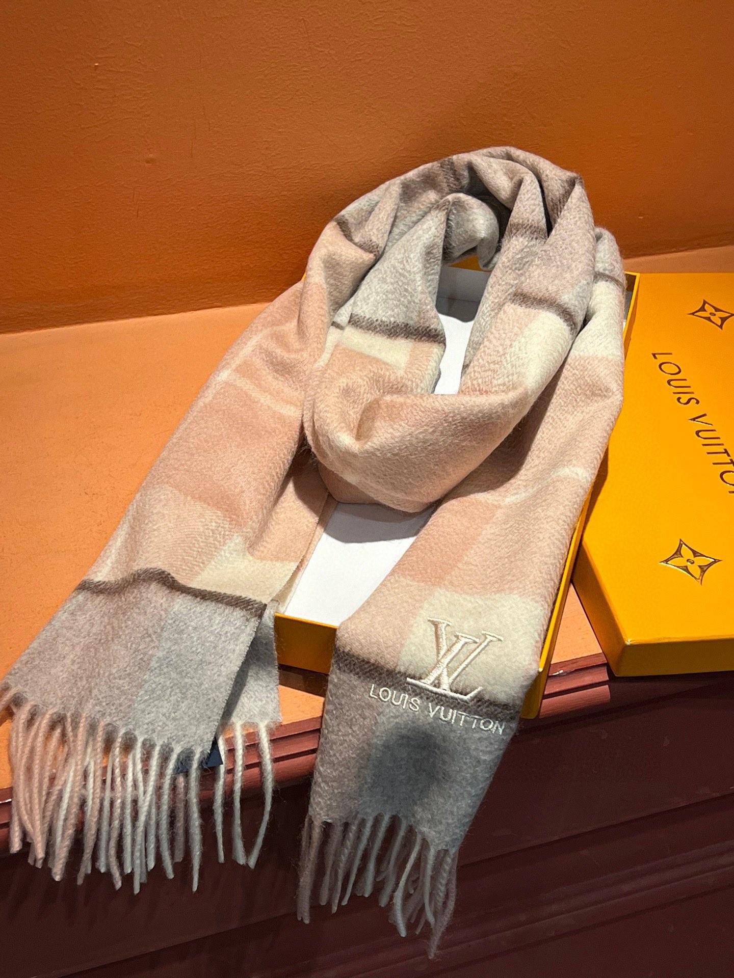 P410 ✔️ Burberry New - Couples Cashmere Scarf ❗️ La sélection des fibres de cachemire les plus fines est longue et laborieuse, puis trempées dans de l'eau de source propre pour que les fibres de cachemire présentent une texture duveteuse unique, si délicate au toucher, et l'utilisation d'une technologie de rétrécissement léger est le seul moyen d'obtenir une surface luxueuse et douce ❗️ Les ondulations de l'eau sont vraiment merveilleuses, et le toucher ressemble à la peau d'un bébé, douce, collante, collante, et au toucher de la main, pleine de peluches délicates ❗️ a toujours été un synonyme d'excellence ! Le prix est absolument 100 pour cent abordable ❗️ cadeau pour garder eux-mêmes sont bons ! Absolument bonne marchandise ❗️ Spécifications 32 * 180 cm composition 100% cachemire