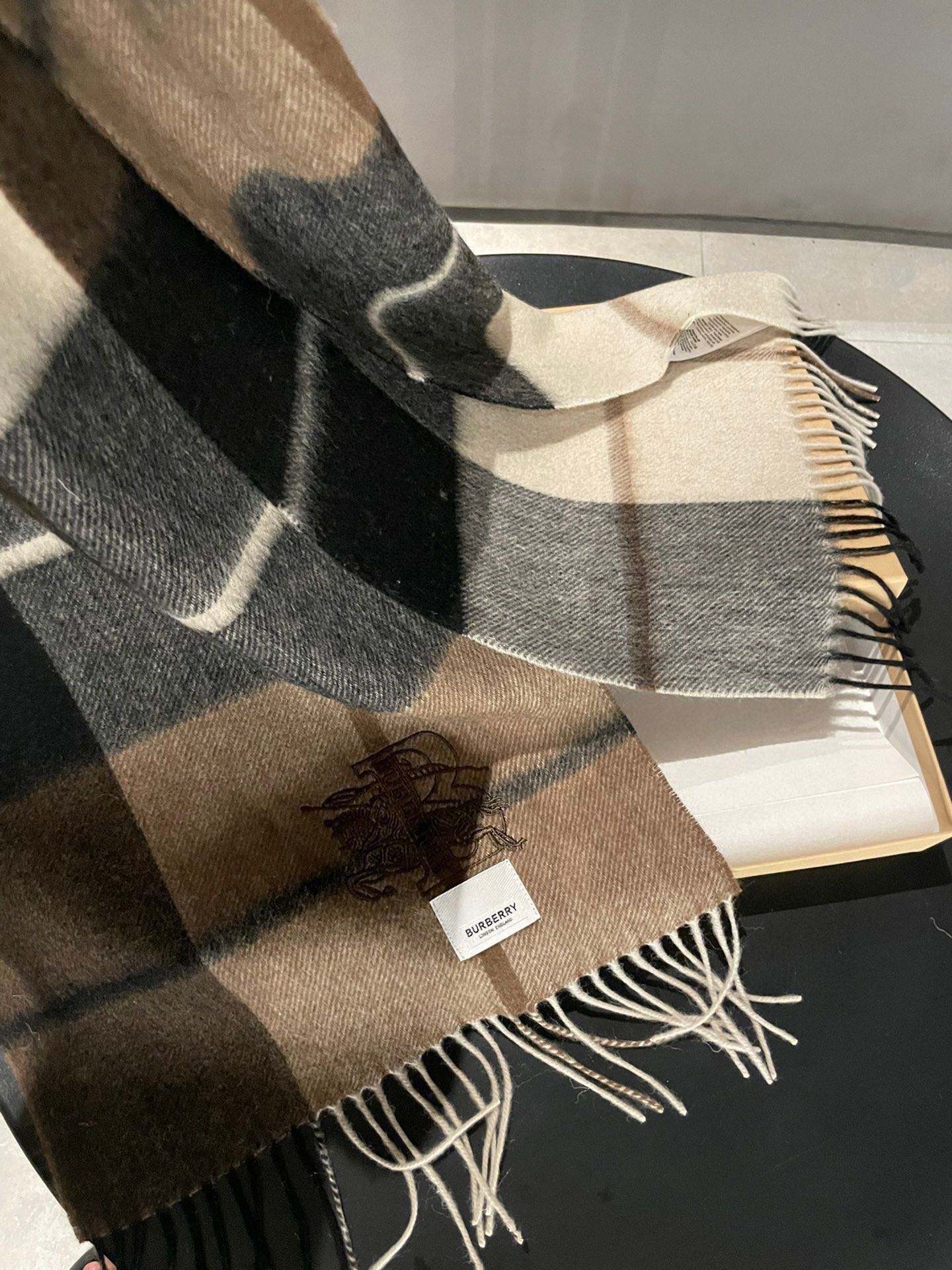 P250 Burberry Bur cashmere check tem um aspeto muito bom, demasiado elegante e glamoroso!!!! Uma peça de outono/inverno muito elegante e esbelta! Gosto muito do design clássico dos homens, menos coisas mas melhor! A sensação da caxemira 100% é realmente absoluta! O efeito positivo e negativo sobre o corpo é realmente como arredondar tudo parece bom! Este estilo é realmente um estilo de olhos fechados, que pode ser facilmente adquirido em qualquer idade!