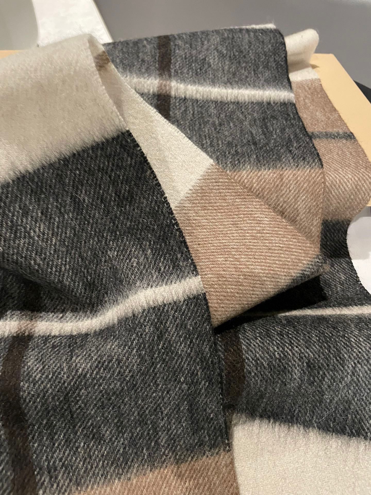 P250 Burberry Bur cashmere check tem um aspeto muito bom, demasiado elegante e glamoroso!!!! Uma peça de outono/inverno muito elegante e esbelta! Gosto muito do design clássico dos homens, menos coisas mas melhor! A sensação da caxemira 100% é realmente absoluta! O efeito positivo e negativo sobre o corpo é realmente como arredondar tudo parece bom! Este estilo é realmente um estilo de olhos fechados, que pode ser facilmente adquirido em qualquer idade!