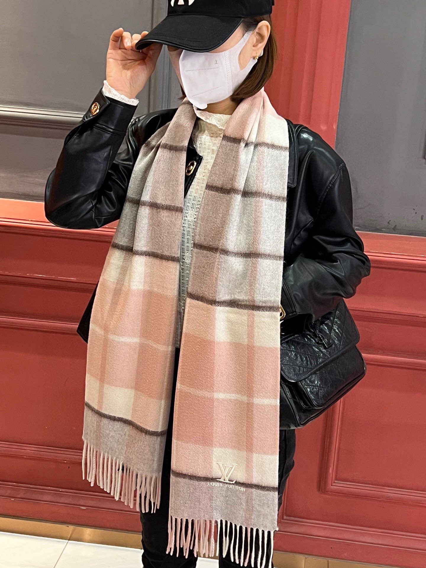 P410 ✔️ Burberry New - Couples Cashmere Scarf ❗️ La sélection des fibres de cachemire les plus fines est longue et laborieuse, puis trempées dans de l'eau de source propre pour que les fibres de cachemire présentent une texture duveteuse unique, si délicate au toucher, et l'utilisation d'une technologie de rétrécissement léger est le seul moyen d'obtenir une surface luxueuse et douce ❗️ Les ondulations de l'eau sont vraiment merveilleuses, et le toucher ressemble à la peau d'un bébé, douce, collante, collante, et au toucher de la main, pleine de peluches délicates ❗️ a toujours été un synonyme d'excellence ! Le prix est absolument 100 pour cent abordable ❗️ cadeau pour garder eux-mêmes sont bons ! Absolument bonne marchandise ❗️ Spécifications 32 * 180 cm composition 100% cachemire