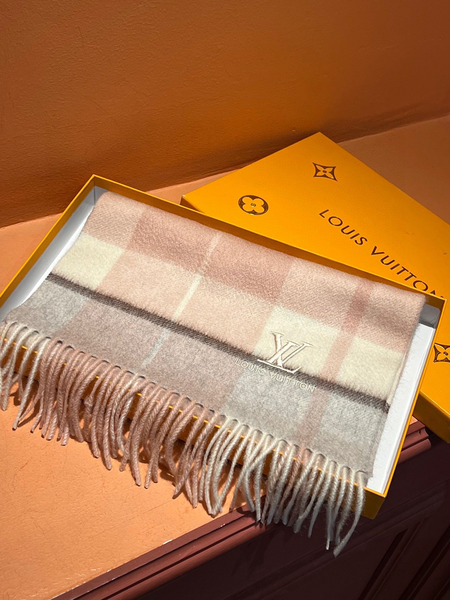 P410 ✔️ Burberry New - Couples Cashmere Scarf ❗️ La sélection des fibres de cachemire les plus fines est longue et laborieuse, puis trempées dans de l'eau de source propre pour que les fibres de cachemire présentent une texture duveteuse unique, si délicate au toucher, et l'utilisation d'une technologie de rétrécissement léger est le seul moyen d'obtenir une surface luxueuse et douce ❗️ Les ondulations de l'eau sont vraiment merveilleuses, et le toucher ressemble à la peau d'un bébé, douce, collante, collante, et au toucher de la main, pleine de peluches délicates ❗️ a toujours été un synonyme d'excellence ! Le prix est absolument 100 pour cent abordable ❗️ cadeau pour garder eux-mêmes sont bons ! Absolument bonne marchandise ❗️ Spécifications 32 * 180 cm composition 100% cachemire