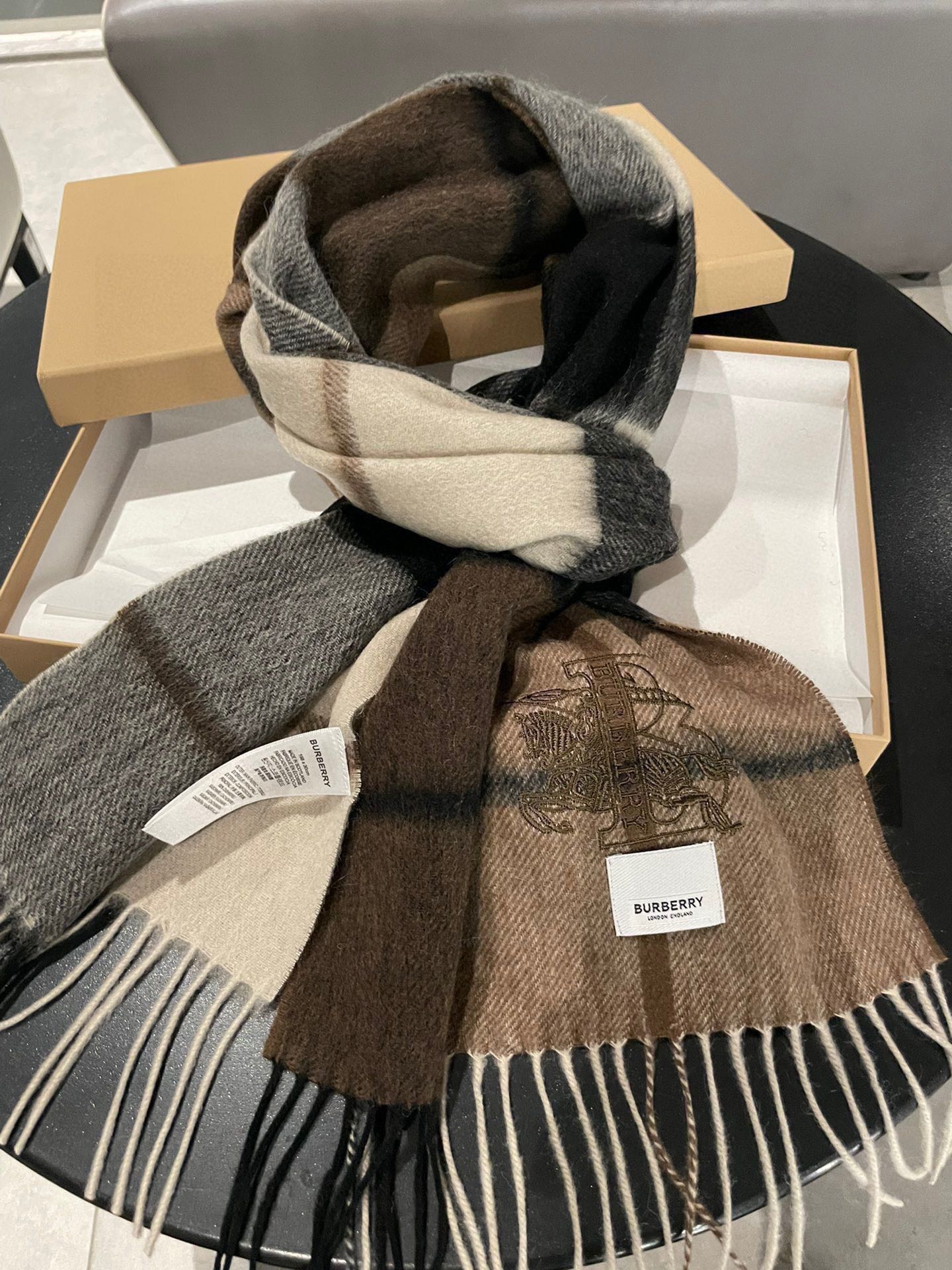 P250 Burberry Bur cashmere check tem um aspeto muito bom, demasiado elegante e glamoroso!!!! Uma peça de outono/inverno muito elegante e esbelta! Gosto muito do design clássico dos homens, menos coisas mas melhor! A sensação da caxemira 100% é realmente absoluta! O efeito positivo e negativo sobre o corpo é realmente como arredondar tudo parece bom! Este estilo é realmente um estilo de olhos fechados, que pode ser facilmente adquirido em qualquer idade!