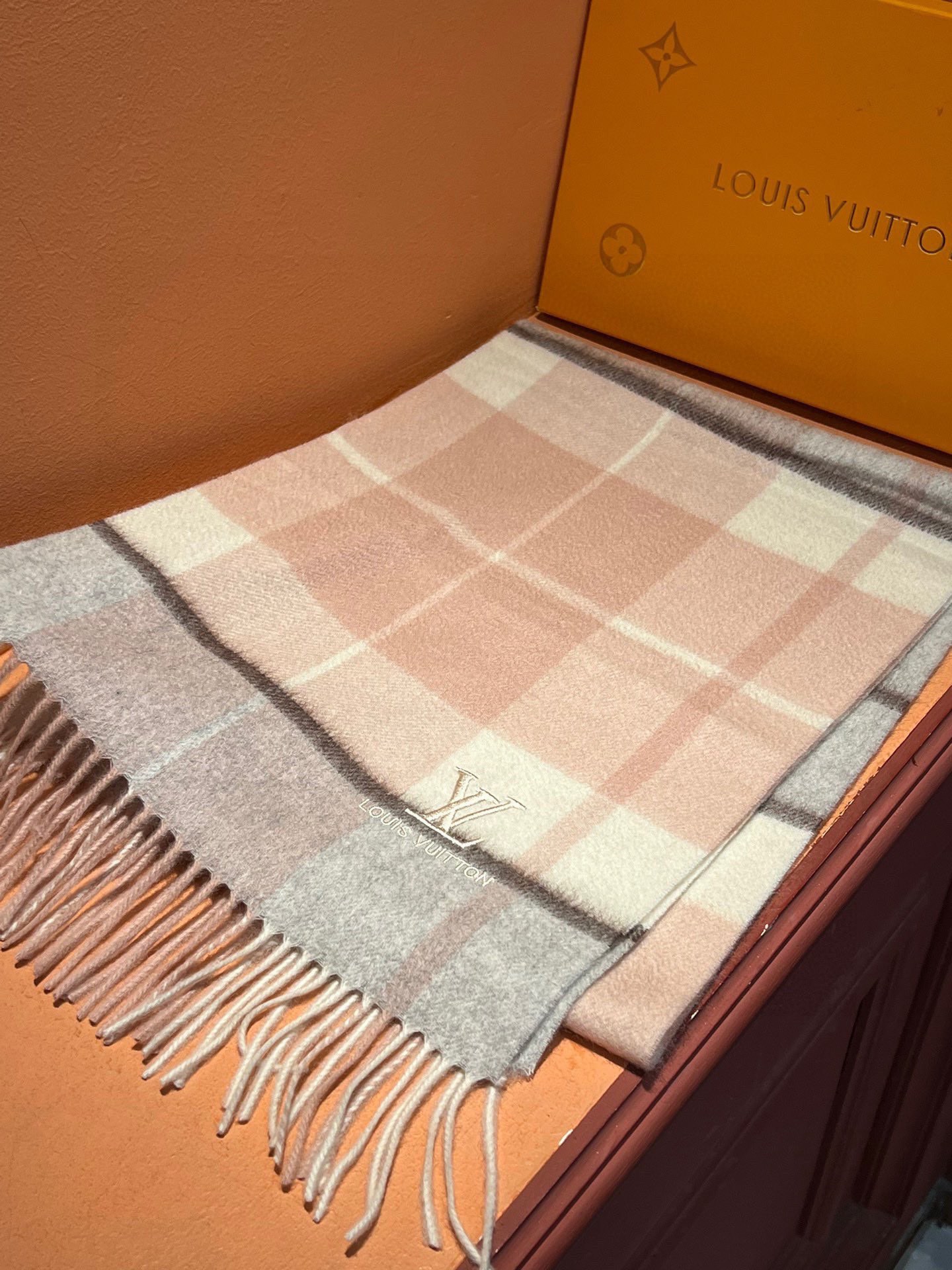 P410 ✔️ Burberry New - Couples Cashmere Scarf ❗️ La sélection des fibres de cachemire les plus fines est longue et laborieuse, puis trempées dans de l'eau de source propre pour que les fibres de cachemire présentent une texture duveteuse unique, si délicate au toucher, et l'utilisation d'une technologie de rétrécissement léger est le seul moyen d'obtenir une surface luxueuse et douce ❗️ Les ondulations de l'eau sont vraiment merveilleuses, et le toucher ressemble à la peau d'un bébé, douce, collante, collante, et au toucher de la main, pleine de peluches délicates ❗️ a toujours été un synonyme d'excellence ! Le prix est absolument 100 pour cent abordable ❗️ cadeau pour garder eux-mêmes sont bons ! Absolument bonne marchandise ❗️ Spécifications 32 * 180 cm composition 100% cachemire