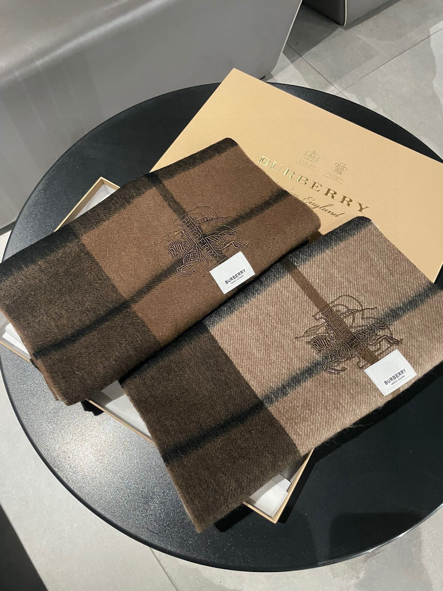 P250 Burberry Bur cashmere check tem um aspeto muito bom, demasiado elegante e glamoroso!!!! Uma peça de outono/inverno muito elegante e esbelta! Gosto muito do design clássico dos homens, menos coisas mas melhor! A sensação da caxemira 100% é realmente absoluta! O efeito positivo e negativo sobre o corpo é realmente como arredondar tudo parece bom! Este estilo é realmente um estilo de olhos fechados, que pode ser facilmente adquirido em qualquer idade!