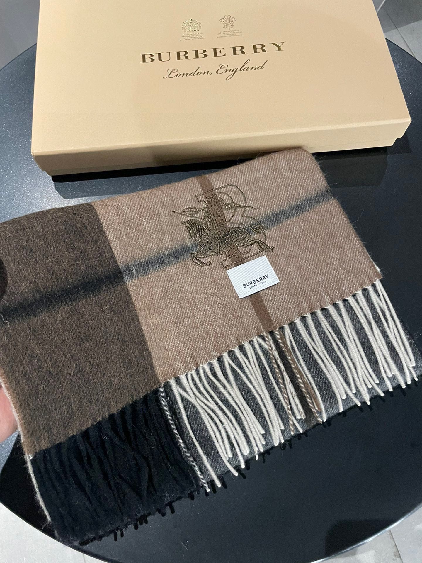 P250 Burberry Bur cashmere check tem um aspeto muito bom, demasiado elegante e glamoroso!!!! Uma peça de outono/inverno muito elegante e esbelta! Gosto muito do design clássico dos homens, menos coisas mas melhor! A sensação da caxemira 100% é realmente absoluta! O efeito positivo e negativo sobre o corpo é realmente como arredondar tudo parece bom! Este estilo é realmente um estilo de olhos fechados, que pode ser facilmente adquirido em qualquer idade!