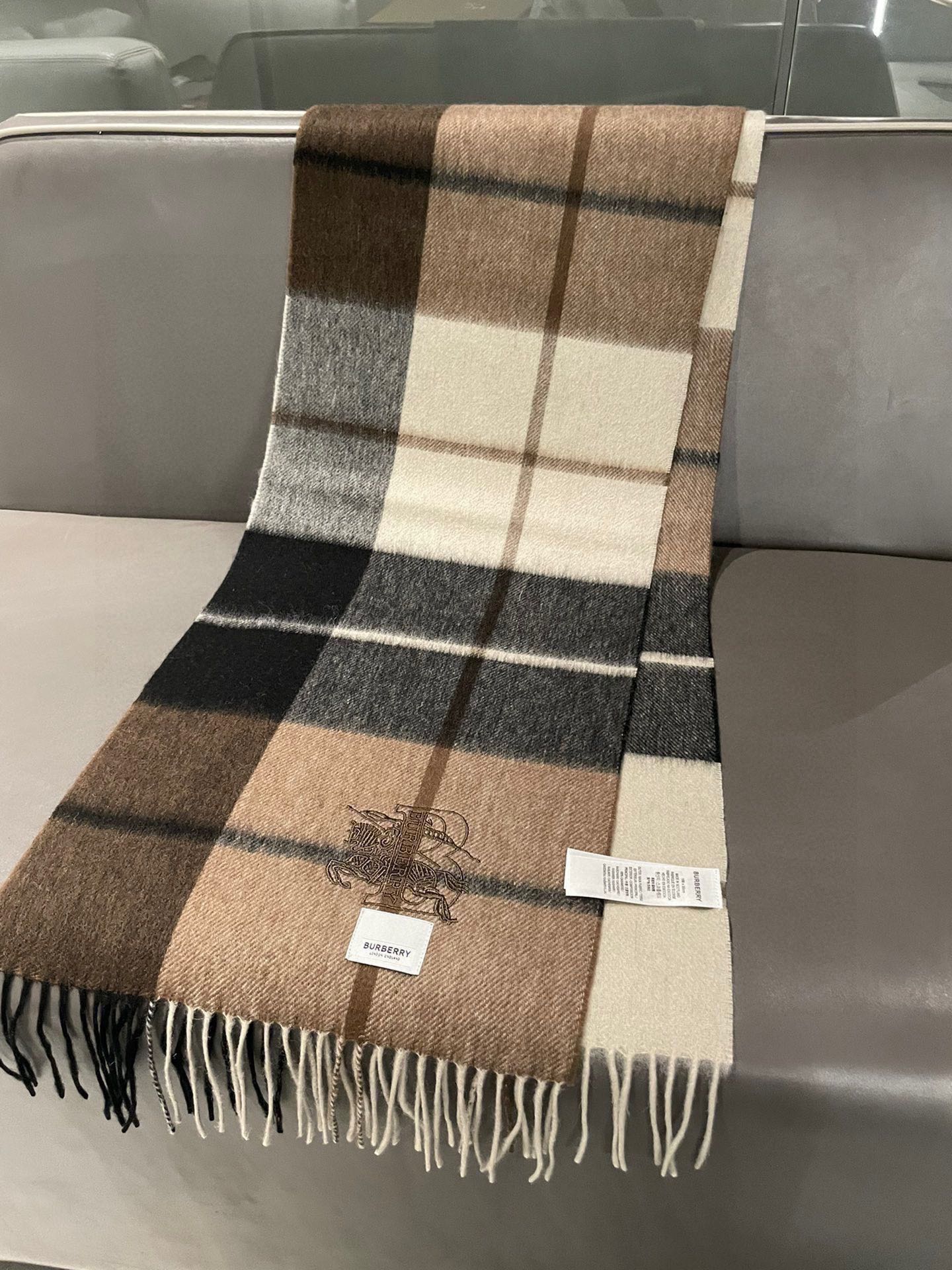 P250 Burberry Bur cashmere check tem um aspeto muito bom, demasiado elegante e glamoroso!!!! Uma peça de outono/inverno muito elegante e esbelta! Gosto muito do design clássico dos homens, menos coisas mas melhor! A sensação da caxemira 100% é realmente absoluta! O efeito positivo e negativo sobre o corpo é realmente como arredondar tudo parece bom! Este estilo é realmente um estilo de olhos fechados, que pode ser facilmente adquirido em qualquer idade!