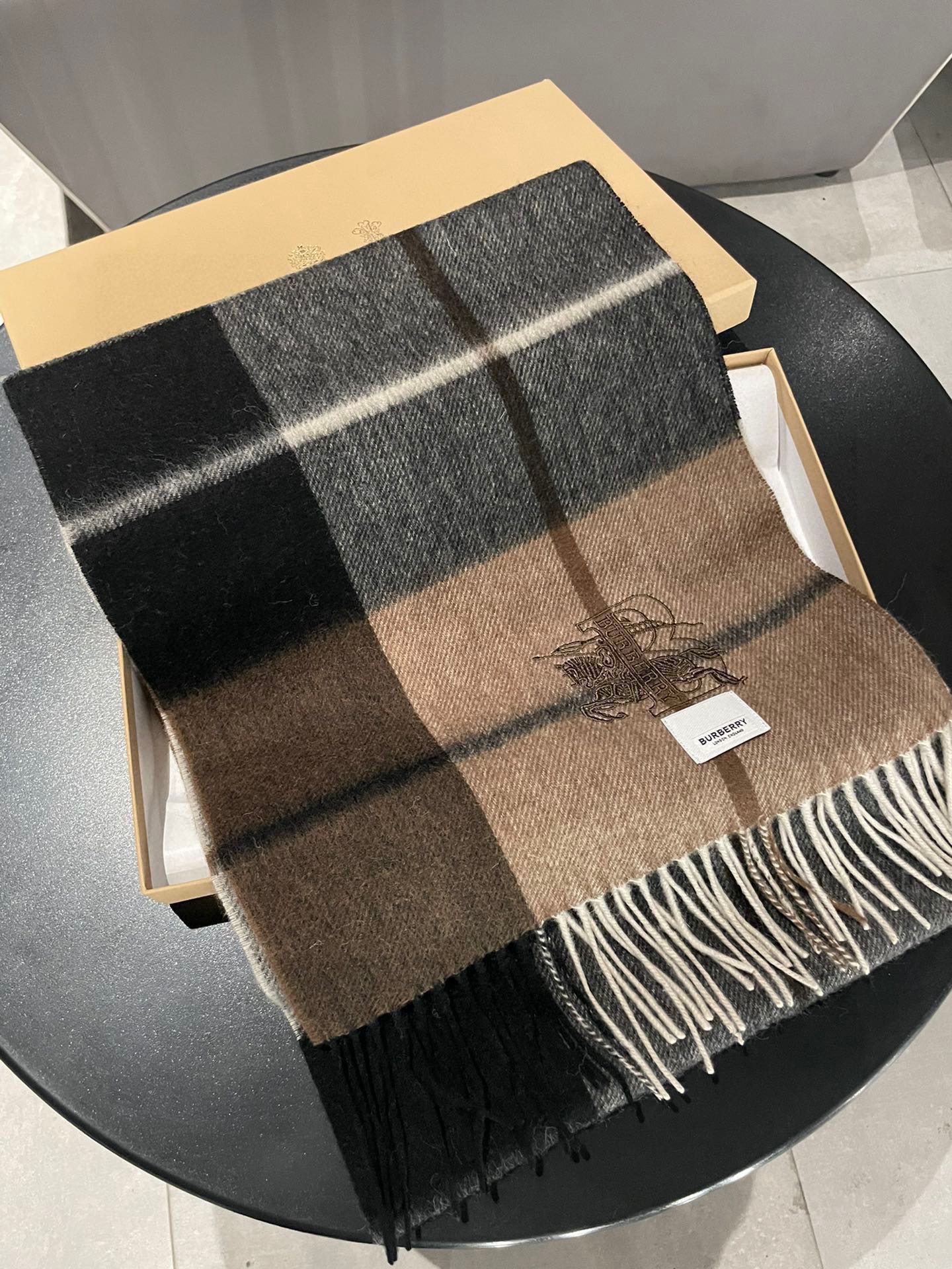 P250 Burberry Bur cashmere check tem um aspeto muito bom, demasiado elegante e glamoroso!!!! Uma peça de outono/inverno muito elegante e esbelta! Gosto muito do design clássico dos homens, menos coisas mas melhor! A sensação da caxemira 100% é realmente absoluta! O efeito positivo e negativo sobre o corpo é realmente como arredondar tudo parece bom! Este estilo é realmente um estilo de olhos fechados, que pode ser facilmente adquirido em qualquer idade!