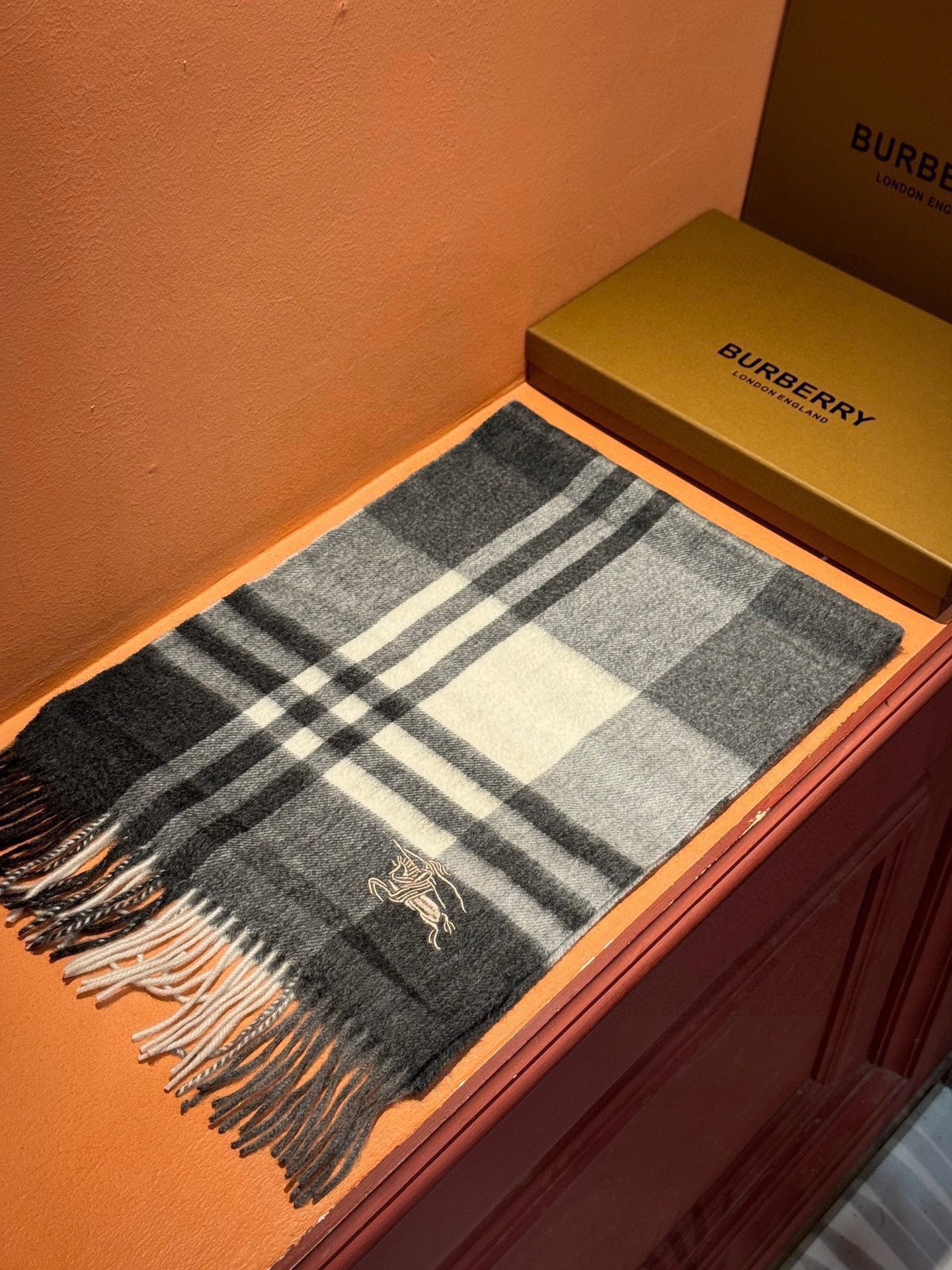 P410 ✔️ Burberry New - Couples Cashmere Scarf ❗️ La sélection des fibres de cachemire les plus fines est longue et laborieuse, puis trempées dans de l'eau de source propre pour que les fibres de cachemire présentent une texture duveteuse unique, si délicate au toucher, et l'utilisation d'une technologie de rétrécissement léger est le seul moyen d'obtenir une surface luxueuse et douce ❗️ Les ondulations de l'eau sont vraiment merveilleuses, et le toucher ressemble à la peau d'un bébé, douce, collante, collante, et au toucher de la main, pleine de peluches délicates ❗️ a toujours été un synonyme d'excellence ! Le prix est absolument 100 pour cent abordable ❗️ cadeau pour garder eux-mêmes sont bons ! Absolument bonne marchandise ❗️ Spécifications 32 * 180 cm composition 100% cachemire