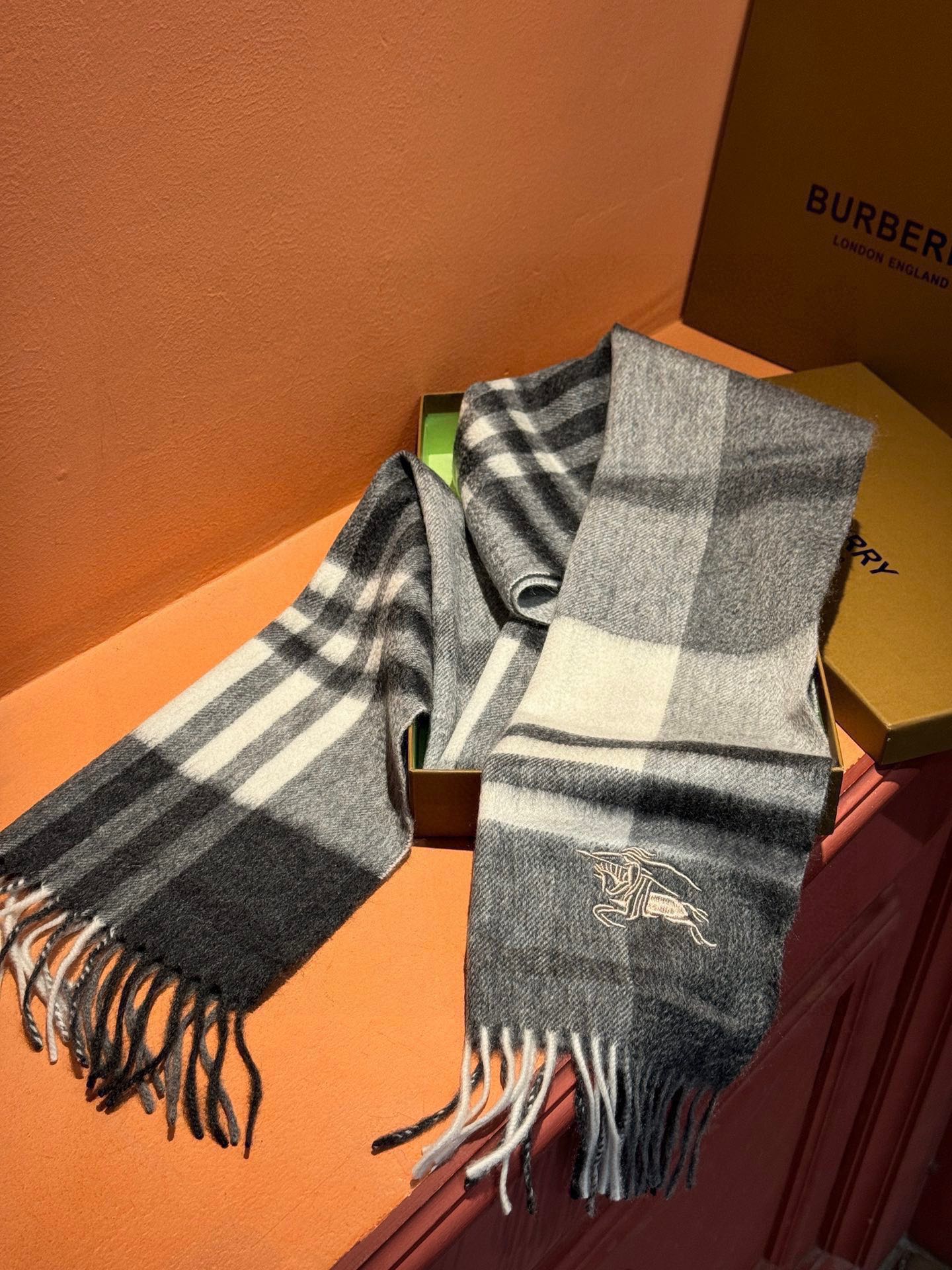 P410 Burberry New - Couple models cashmere scarf ❗️ Selection of the best cashmere fibers time-consuming and labor-intensive and then soaked in clean spring water washing so that cashmere fibers show a unique fluffy texture feel so delicate using a light shrinking velvet process to have a luxurious and soft surface luster ❗️ Water ripples are really too good to the touch like a baby's skin soft and sticky feel full of all the delicate fluff ❗️ has always been a synonym for excellence! The price is absolutely 100 percent affordable ❗️ gift to keep themselves are good! Absolutely good ❗️ Specifications 32 * 180 cm composition 100% cashmere