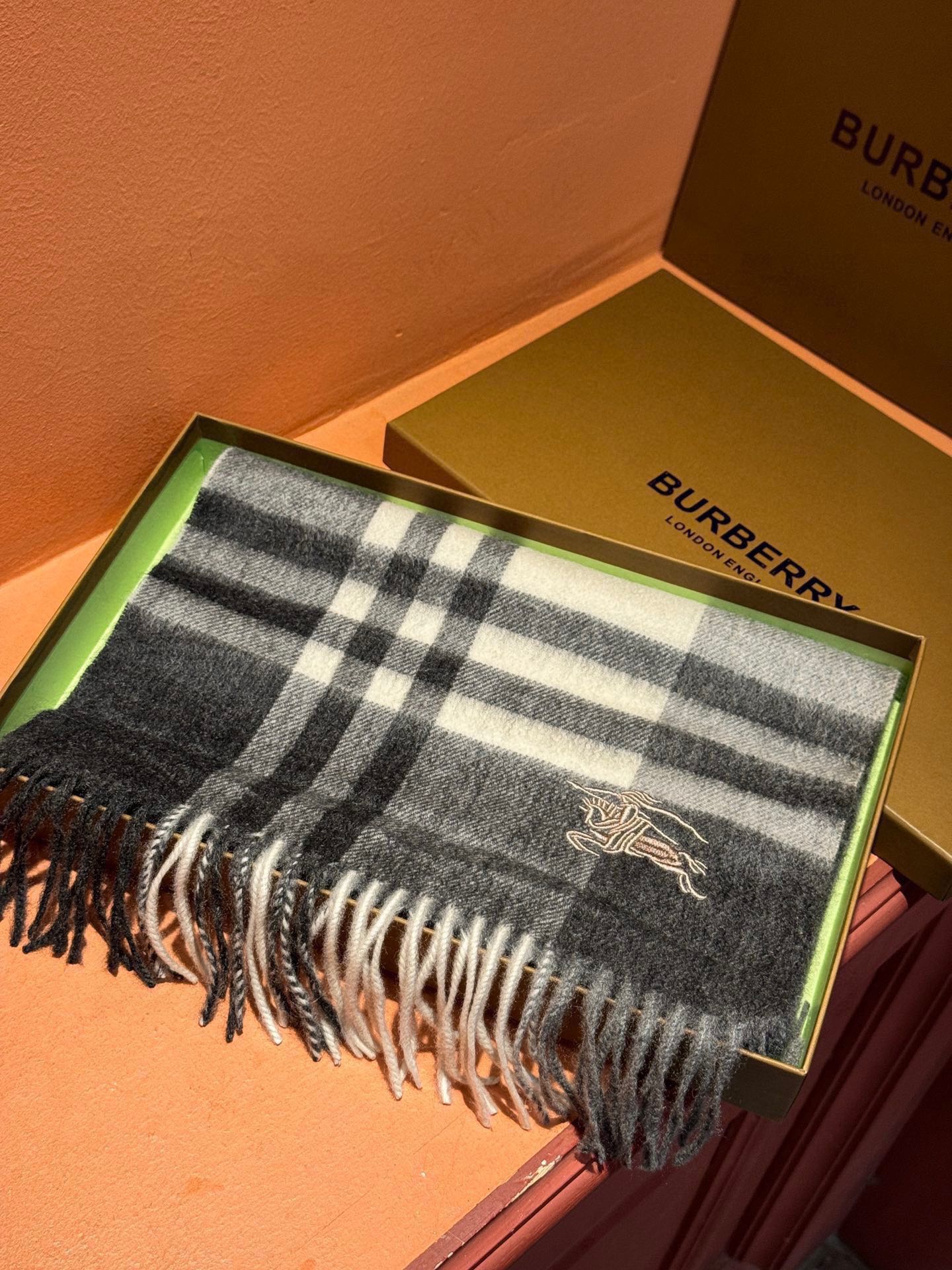 P410 ✔️ Burberry New - Couples Cashmere Scarf ❗️ La sélection des fibres de cachemire les plus fines est longue et laborieuse, puis trempées dans de l'eau de source propre pour que les fibres de cachemire présentent une texture duveteuse unique, si délicate au toucher, et l'utilisation d'une technologie de rétrécissement léger est le seul moyen d'obtenir une surface luxueuse et douce ❗️ Les ondulations de l'eau sont vraiment merveilleuses, et le toucher ressemble à la peau d'un bébé, douce, collante, collante, et au toucher de la main, pleine de peluches délicates ❗️ a toujours été un synonyme d'excellence ! Le prix est absolument 100 pour cent abordable ❗️ cadeau pour garder eux-mêmes sont bons ! Absolument bonne marchandise ❗️ Spécifications 32 * 180 cm composition 100% cachemire