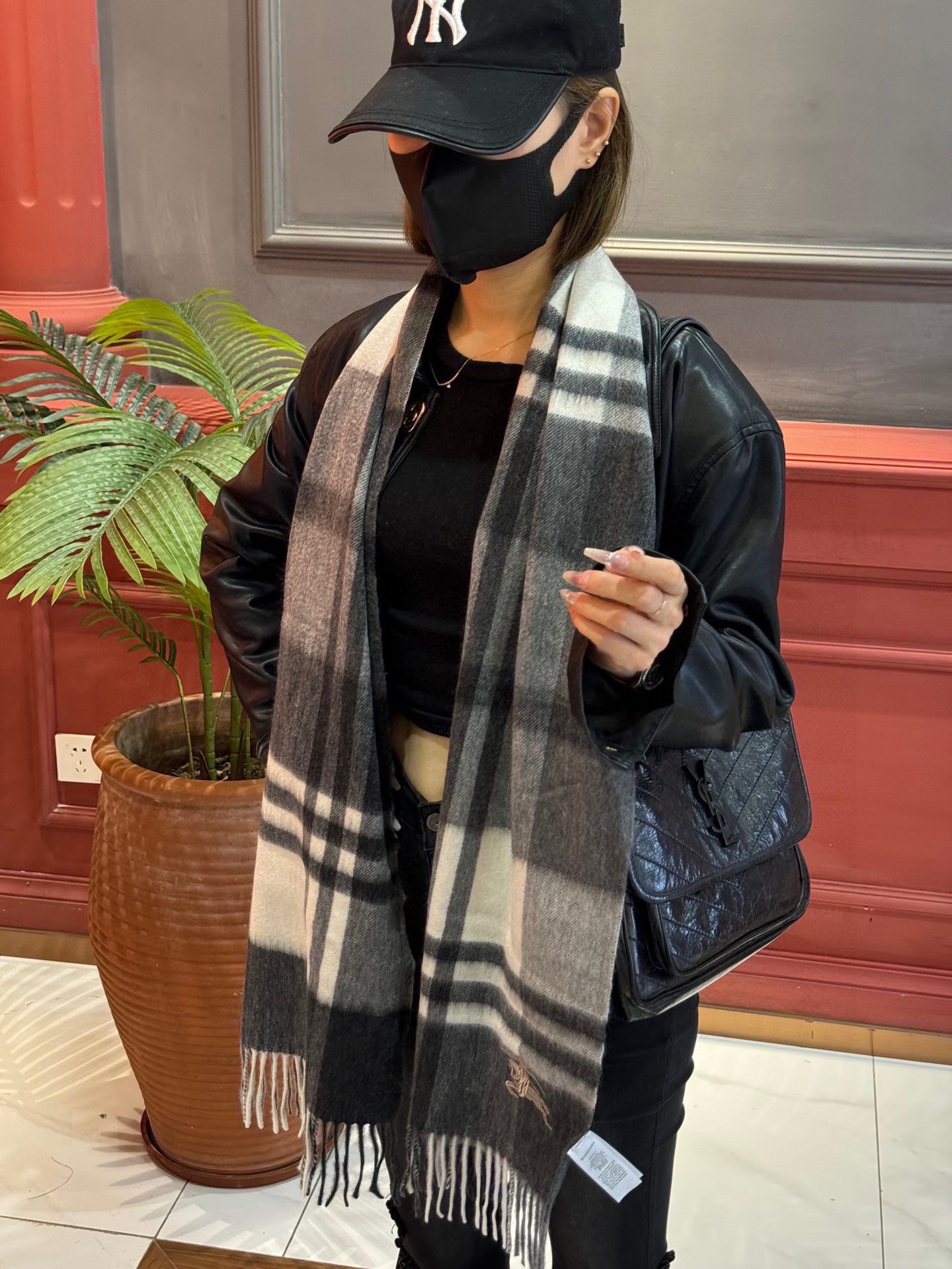 P410 ✔️ Burberry New - Couples Cashmere Scarf ❗️ La sélection des fibres de cachemire les plus fines est longue et laborieuse, puis trempées dans de l'eau de source propre pour que les fibres de cachemire présentent une texture duveteuse unique, si délicate au toucher, et l'utilisation d'une technologie de rétrécissement léger est le seul moyen d'obtenir une surface luxueuse et douce ❗️ Les ondulations de l'eau sont vraiment merveilleuses, et le toucher ressemble à la peau d'un bébé, douce, collante, collante, et au toucher de la main, pleine de peluches délicates ❗️ a toujours été un synonyme d'excellence ! Le prix est absolument 100 pour cent abordable ❗️ cadeau pour garder eux-mêmes sont bons ! Absolument bonne marchandise ❗️ Spécifications 32 * 180 cm composition 100% cachemire