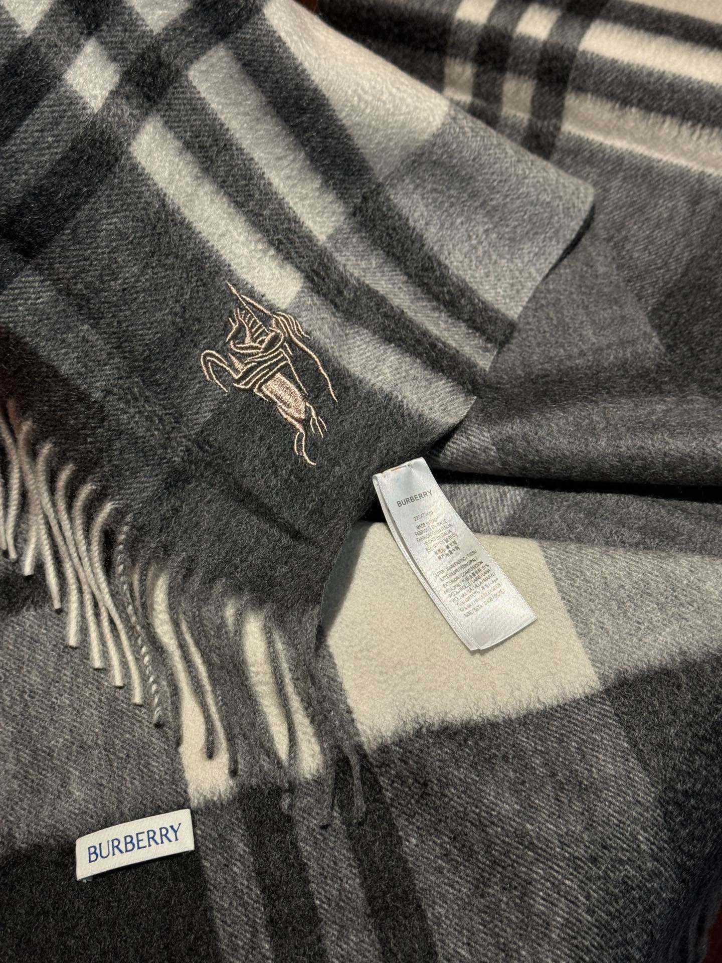 P410 ✔️ Burberry New - Couples Cashmere Scarf ❗️ La sélection des fibres de cachemire les plus fines est longue et laborieuse, puis trempées dans de l'eau de source propre pour que les fibres de cachemire présentent une texture duveteuse unique, si délicate au toucher, et l'utilisation d'une technologie de rétrécissement léger est le seul moyen d'obtenir une surface luxueuse et douce ❗️ Les ondulations de l'eau sont vraiment merveilleuses, et le toucher ressemble à la peau d'un bébé, douce, collante, collante, et au toucher de la main, pleine de peluches délicates ❗️ a toujours été un synonyme d'excellence ! Le prix est absolument 100 pour cent abordable ❗️ cadeau pour garder eux-mêmes sont bons ! Absolument bonne marchandise ❗️ Spécifications 32 * 180 cm composition 100% cachemire