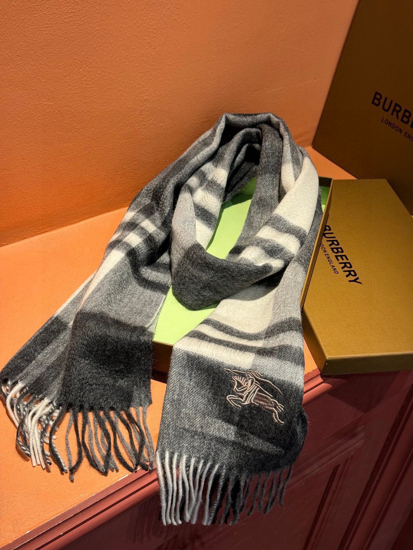 P410 ✔️ Burberry New - Couples Cashmere Scarf ❗️ La sélection des fibres de cachemire les plus fines est longue et laborieuse, puis trempées dans de l'eau de source propre pour que les fibres de cachemire présentent une texture duveteuse unique, si délicate au toucher, et l'utilisation d'une technologie de rétrécissement léger est le seul moyen d'obtenir une surface luxueuse et douce ❗️ Les ondulations de l'eau sont vraiment merveilleuses, et le toucher ressemble à la peau d'un bébé, douce, collante, collante, et au toucher de la main, pleine de peluches délicates ❗️ a toujours été un synonyme d'excellence ! Le prix est absolument 100 pour cent abordable ❗️ cadeau pour garder eux-mêmes sont bons ! Absolument bonne marchandise ❗️ Spécifications 32 * 180 cm composition 100% cachemire