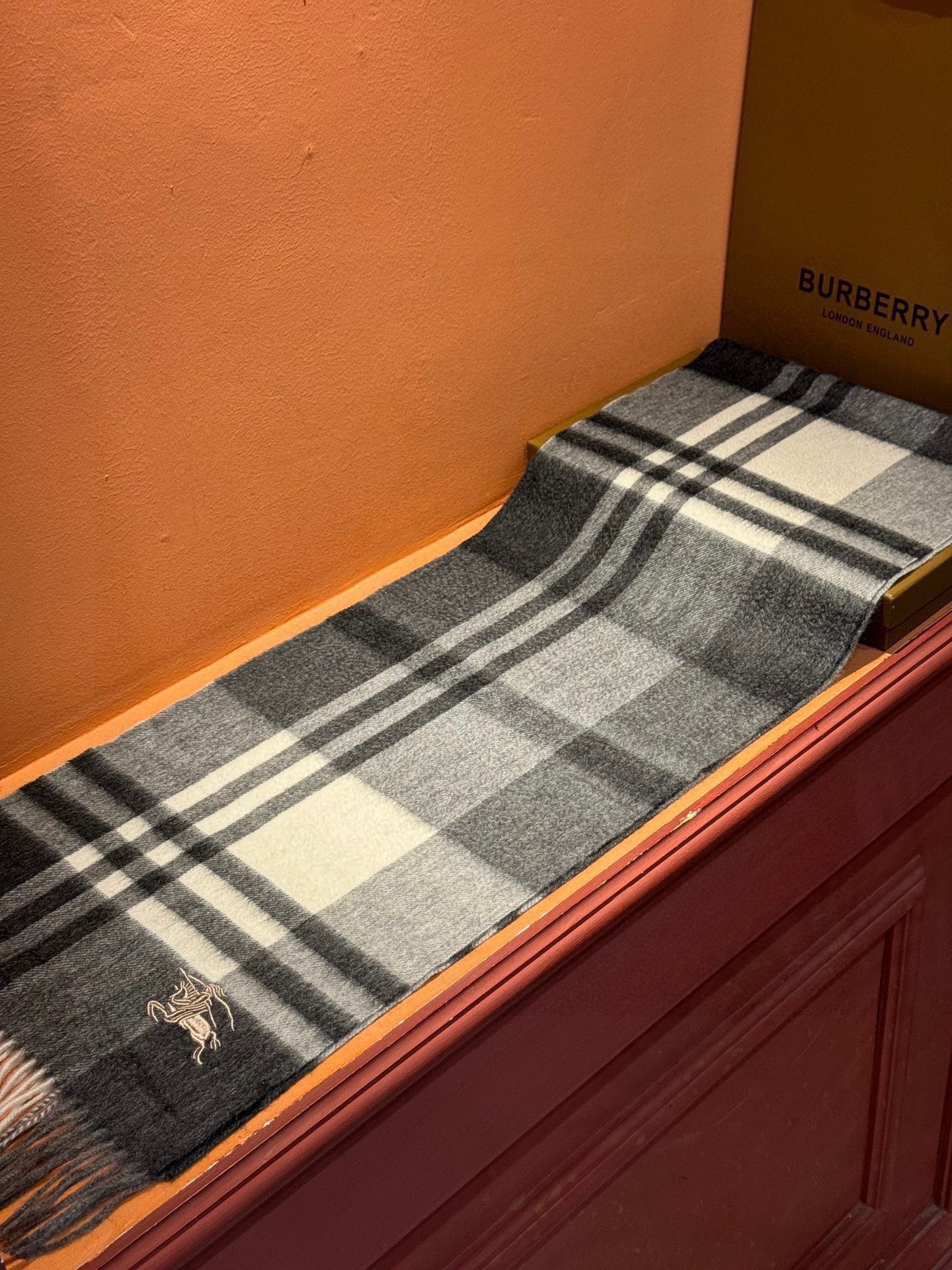 P410 ✔️ Burberry New - Couples Cashmere Scarf ❗️ La sélection des fibres de cachemire les plus fines est longue et laborieuse, puis trempées dans de l'eau de source propre pour que les fibres de cachemire présentent une texture duveteuse unique, si délicate au toucher, et l'utilisation d'une technologie de rétrécissement léger est le seul moyen d'obtenir une surface luxueuse et douce ❗️ Les ondulations de l'eau sont vraiment merveilleuses, et le toucher ressemble à la peau d'un bébé, douce, collante, collante, et au toucher de la main, pleine de peluches délicates ❗️ a toujours été un synonyme d'excellence ! Le prix est absolument 100 pour cent abordable ❗️ cadeau pour garder eux-mêmes sont bons ! Absolument bonne marchandise ❗️ Spécifications 32 * 180 cm composition 100% cachemire