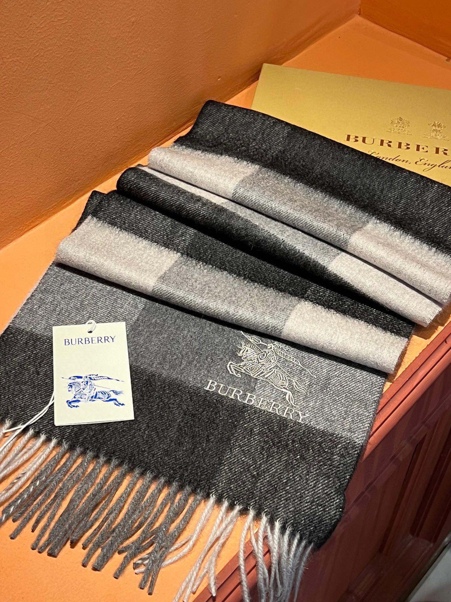 P410 Burberry New - Couple models cashmere scarf ❗️ Selection of the best cashmere fibers time-consuming and labor-intensive and then soaked in clean spring water washing so that cashmere fibers show a unique fluffy texture feel so delicate using a light shrinking velvet process to have a luxurious and soft surface luster ❗️ Water ripples are really too good to the touch like a baby's skin soft and sticky feel full of all the delicate fluff ❗️ has always been a synonym for excellence! The price is absolutely 100 percent affordable ❗️ gift to keep themselves are good! Absolutely good ❗️ Specifications 32 * 180 cm composition 100% cashmere