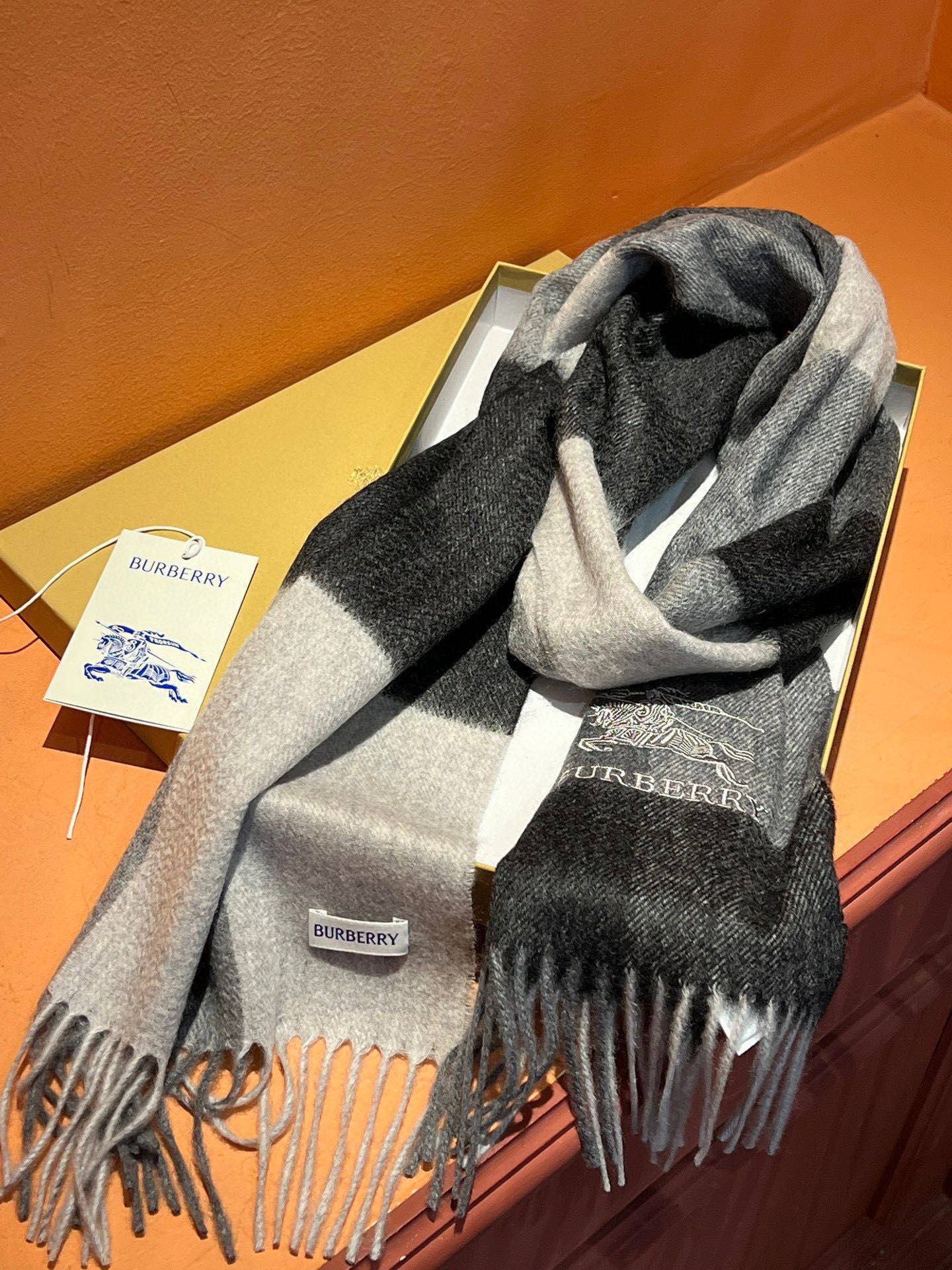 P410 ✔️ Burberry New - Couples Cashmere Scarf ❗️ La sélection des fibres de cachemire les plus fines est longue et laborieuse, puis trempées dans de l'eau de source propre pour que les fibres de cachemire présentent une texture duveteuse unique, si délicate au toucher, et l'utilisation d'une technologie de rétrécissement léger est le seul moyen d'obtenir une surface luxueuse et douce ❗️ Les ondulations de l'eau sont vraiment merveilleuses, et le toucher ressemble à la peau d'un bébé, douce, collante, collante, et au toucher de la main, pleine de peluches délicates ❗️ a toujours été un synonyme d'excellence ! Le prix est absolument 100 pour cent abordable ❗️ cadeau pour garder eux-mêmes sont bons ! Absolument bonne marchandise ❗️ Spécifications 32 * 180 cm composition 100% cachemire