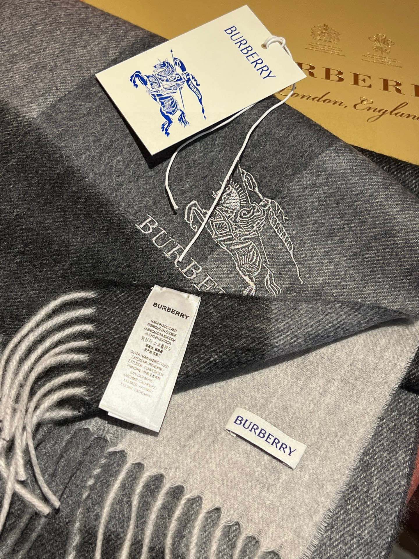 P410 ✔️ Burberry New - Couples Cashmere Scarf ❗️ La sélection des fibres de cachemire les plus fines est longue et laborieuse, puis trempées dans de l'eau de source propre pour que les fibres de cachemire présentent une texture duveteuse unique, si délicate au toucher, et l'utilisation d'une technologie de rétrécissement léger est le seul moyen d'obtenir une surface luxueuse et douce ❗️ Les ondulations de l'eau sont vraiment merveilleuses, et le toucher ressemble à la peau d'un bébé, douce, collante, collante, et au toucher de la main, pleine de peluches délicates ❗️ a toujours été un synonyme d'excellence ! Le prix est absolument 100 pour cent abordable ❗️ cadeau pour garder eux-mêmes sont bons ! Absolument bonne marchandise ❗️ Spécifications 32 * 180 cm composition 100% cachemire