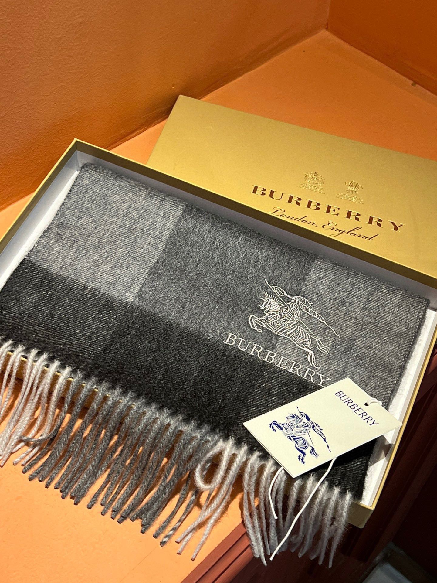 P410 ✔️ Burberry New - Couples Cashmere Scarf ❗️ La sélection des fibres de cachemire les plus fines est longue et laborieuse, puis trempées dans de l'eau de source propre pour que les fibres de cachemire présentent une texture duveteuse unique, si délicate au toucher, et l'utilisation d'une technologie de rétrécissement léger est le seul moyen d'obtenir une surface luxueuse et douce ❗️ Les ondulations de l'eau sont vraiment merveilleuses, et le toucher ressemble à la peau d'un bébé, douce, collante, collante, et au toucher de la main, pleine de peluches délicates ❗️ a toujours été un synonyme d'excellence ! Le prix est absolument 100 pour cent abordable ❗️ cadeau pour garder eux-mêmes sont bons ! Absolument bonne marchandise ❗️ Spécifications 32 * 180 cm composition 100% cachemire