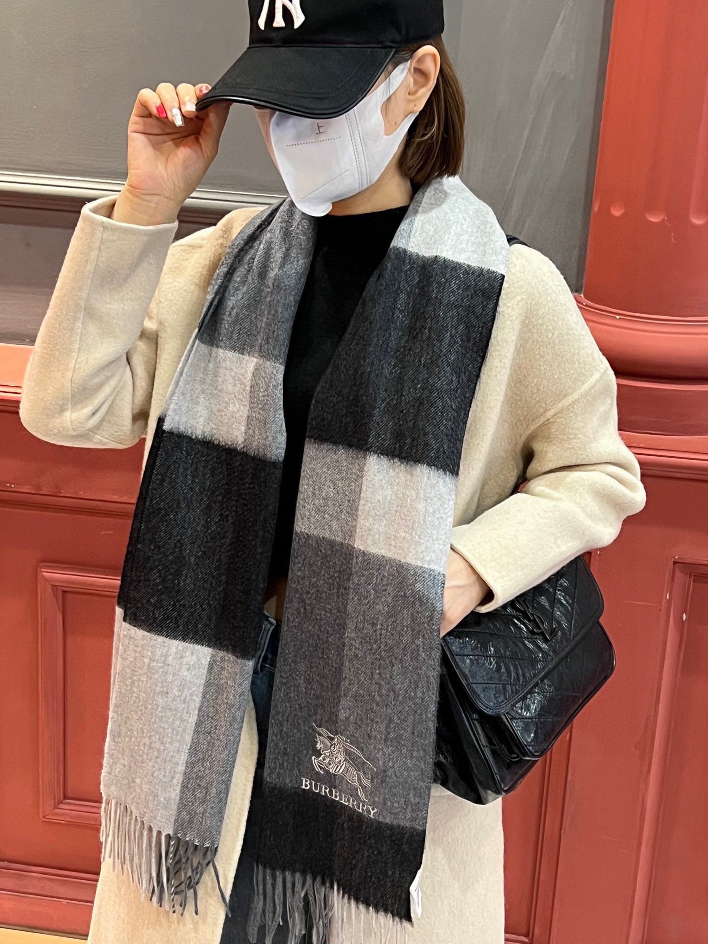 P410 ✔️ Burberry New - Couples Cashmere Scarf ❗️ La sélection des fibres de cachemire les plus fines est longue et laborieuse, puis trempées dans de l'eau de source propre pour que les fibres de cachemire présentent une texture duveteuse unique, si délicate au toucher, et l'utilisation d'une technologie de rétrécissement léger est le seul moyen d'obtenir une surface luxueuse et douce ❗️ Les ondulations de l'eau sont vraiment merveilleuses, et le toucher ressemble à la peau d'un bébé, douce, collante, collante, et au toucher de la main, pleine de peluches délicates ❗️ a toujours été un synonyme d'excellence ! Le prix est absolument 100 pour cent abordable ❗️ cadeau pour garder eux-mêmes sont bons ! Absolument bonne marchandise ❗️ Spécifications 32 * 180 cm composition 100% cachemire