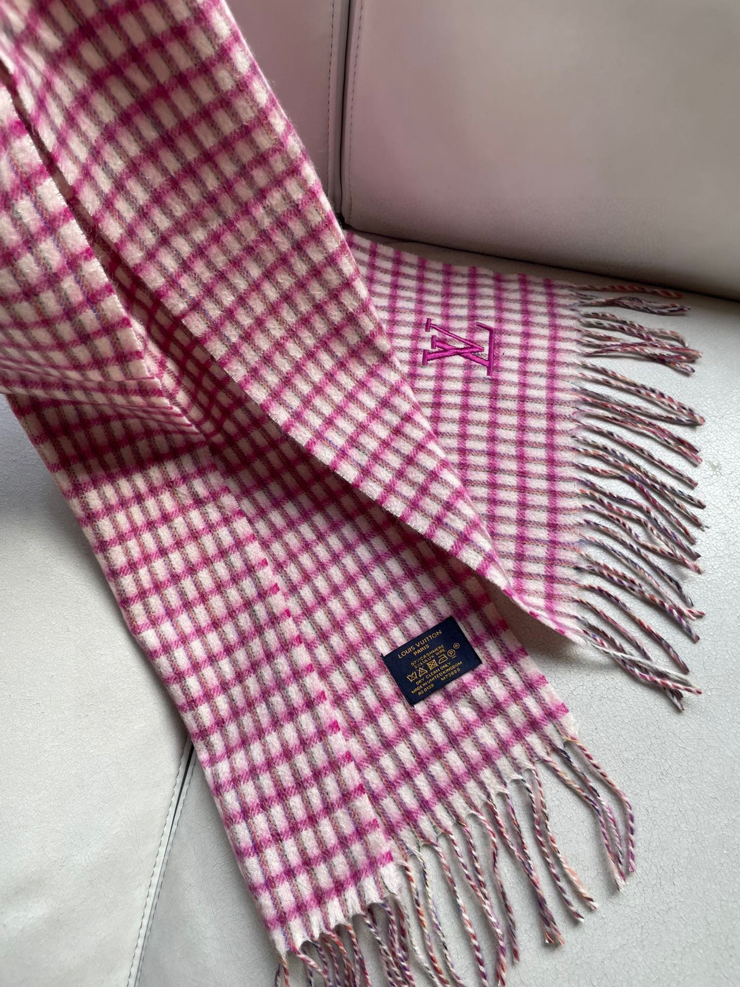 P230 LV plaid embroidery 🪡 the latest models 💥 cashmere material 🔥 very warm 👑 soft skin-friendly not tie neck 😍 classic scarf design 😘 unisex couples 💑 💐 size 30 * 180cm 🎉 men and women to choose their own preferred The color of ❤️ everyone should have a