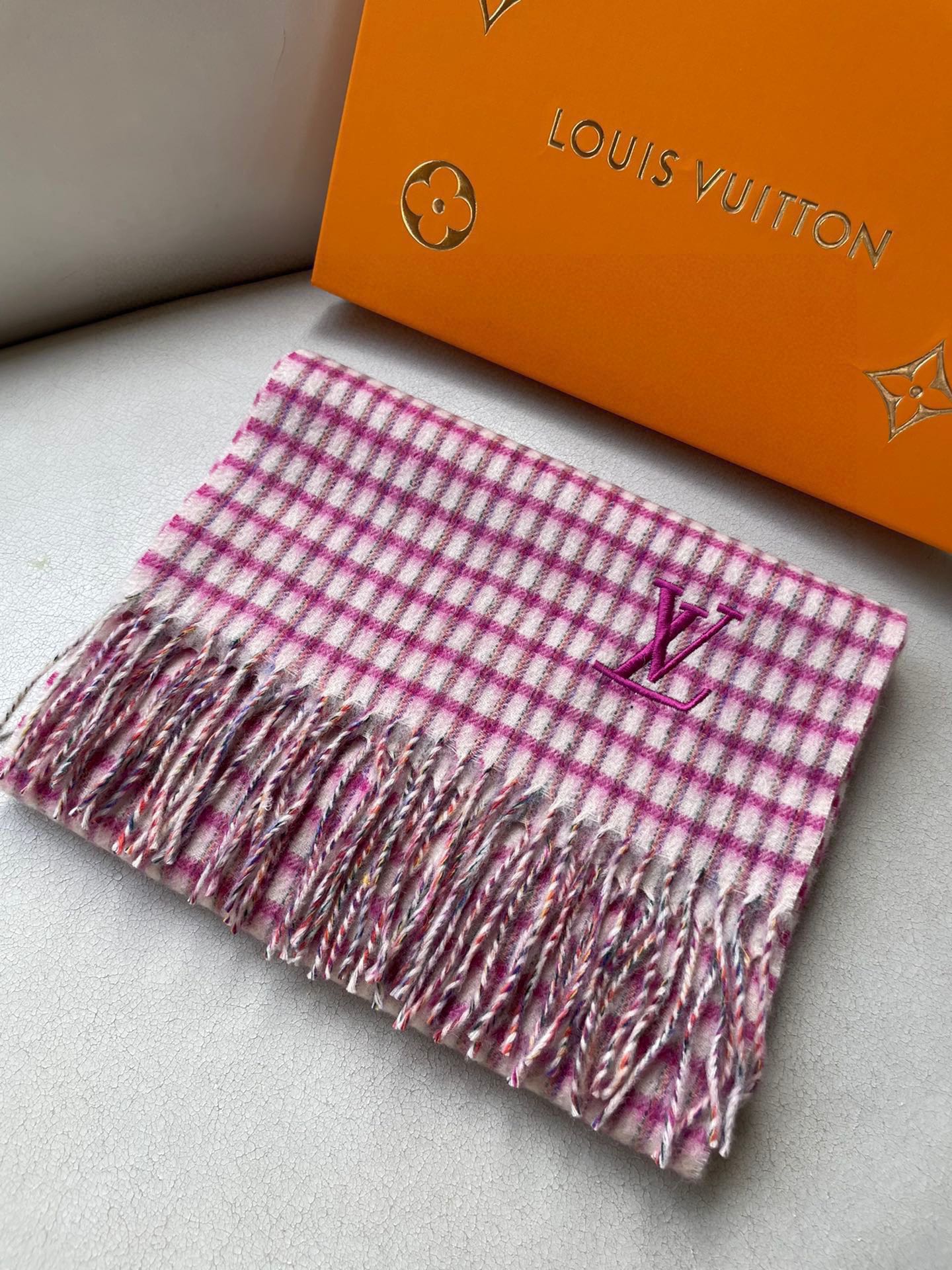 P230 LV plaid embroidery 🪡 the latest models 💥 cashmere material 🔥 very warm 👑 soft skin-friendly not tie neck 😍 classic scarf design 😘 unisex couples 💑 💐 size 30 * 180cm 🎉 men and women to choose their own preferred The color of ❤️ everyone should have a