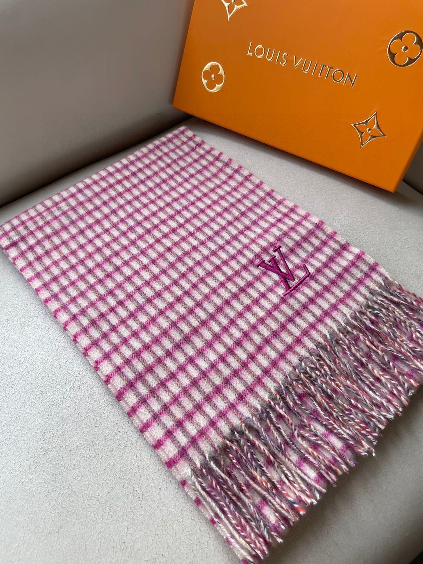 P230 LV plaid embroidery 🪡 the latest models 💥 cashmere material 🔥 very warm 👑 soft skin-friendly not tie neck 😍 classic scarf design 😘 unisex couples 💑 💐 size 30 * 180cm 🎉 men and women to choose their own preferred The color of ❤️ everyone should have a