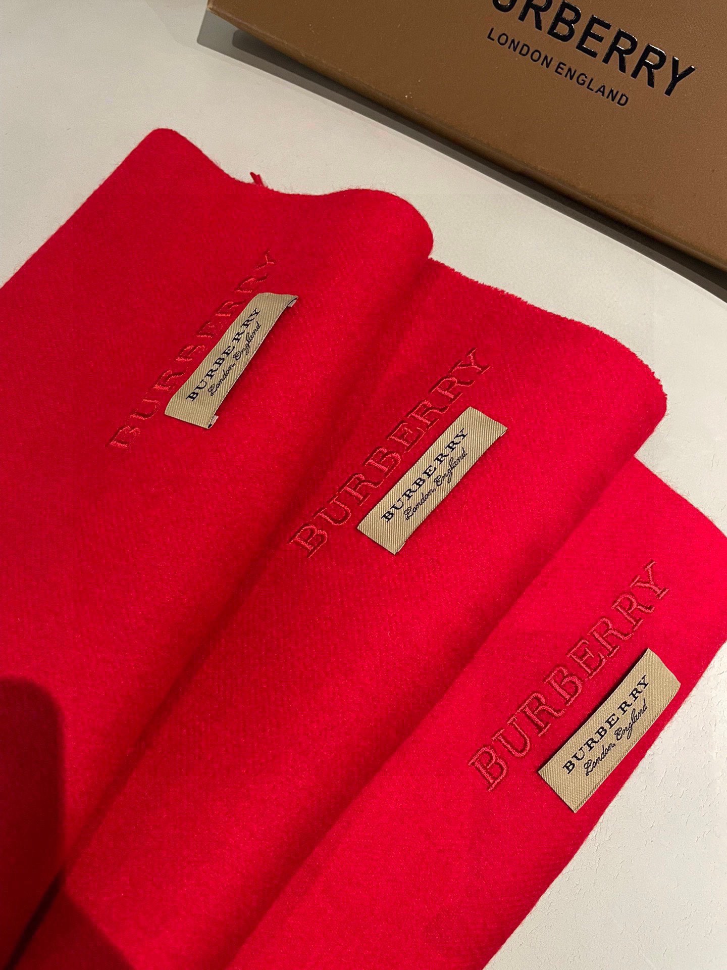 P230 Burberry modelos de bem-estar ❗️ China vermelho os modelos anuais mais valiosos olhar para estas cores você sabe não é o mercado bens ah material também é equivalente ao contador 100% ovelhas 🐏 bolo de veludo puro e autêntico. A mão do nome da casa deve ser N tiras. Seleção de cores é o melhor esta é a maior diferença com os bens de mercado. Suave e delicado. Não finja que não adiciona falsas cores básicas mais recentes estão todas dentro. 200 * 35. valorizar raro!