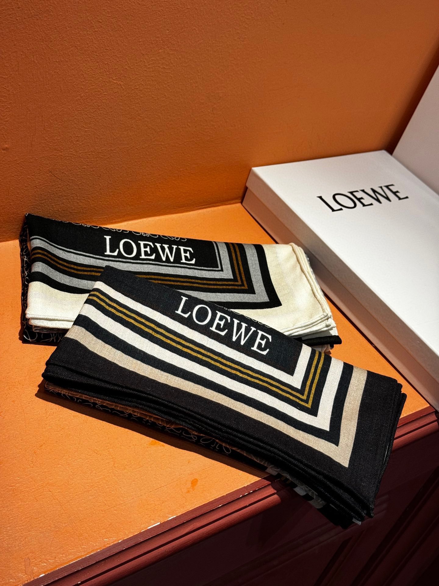 Imagem [1]-P430 Alta Definição ❤️ Loewe Loewe Premium e não colisão boa!!!! A gama de capacidade de trazer a melhor qualidade este preço realmente pro mãe para casa! Bons produtos assustadores loewe clássico ➕love letras grandes Logotipo série limitada lenço quadrado real estrangeiro bons produtos! Artesanato original sério! Casualmente, um passeio pode refletir a textura do modelo de moda vezes grande tamanho: 140 * 140cm. material: seda + caxemira - fábrica de alta imitação!