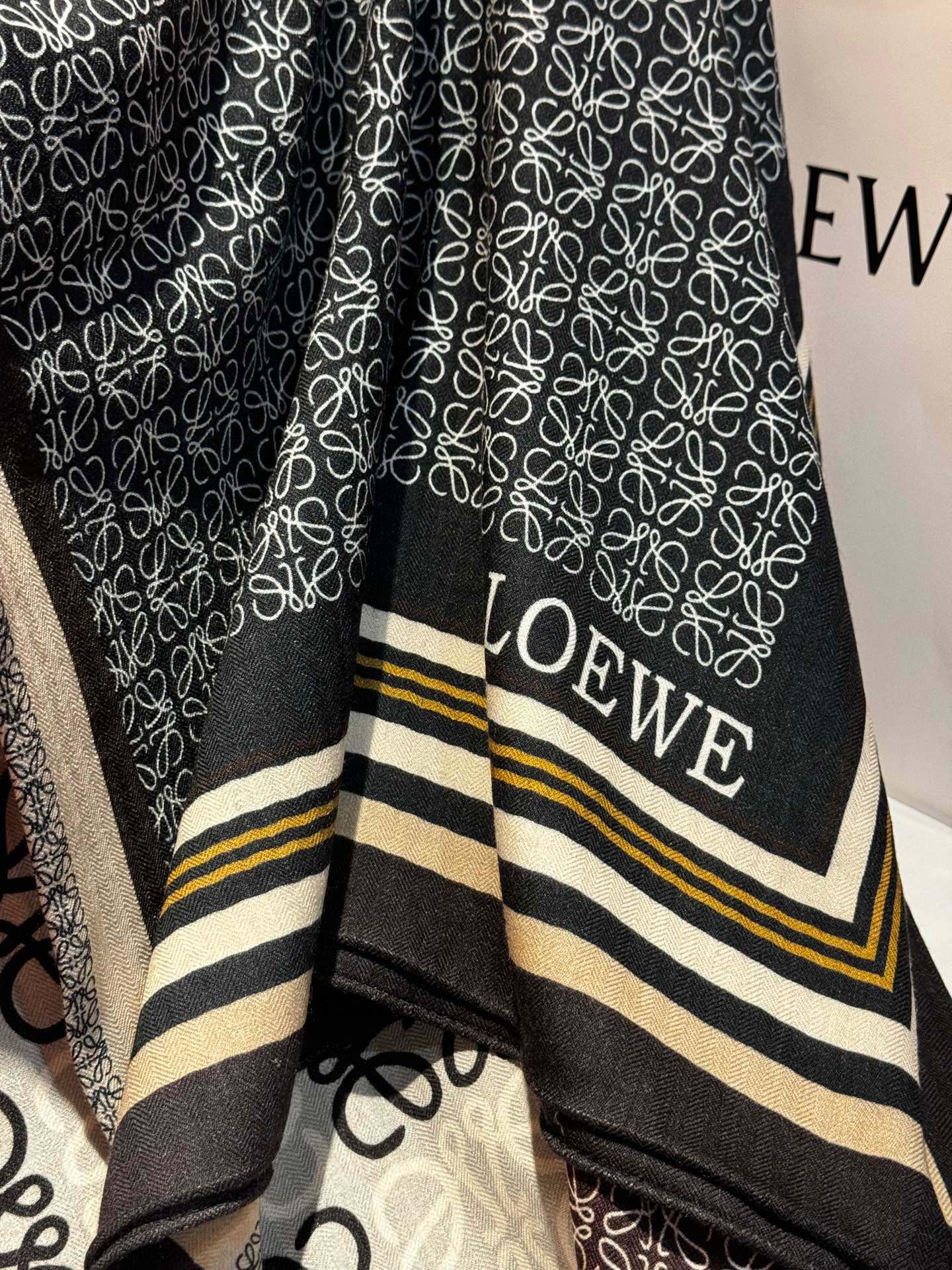 Imagem [1]-P430 Alta Definição ❤️ Loewe Loewe Premium e não colisão boa!!!! A gama de capacidade de trazer a melhor qualidade este preço realmente pro mãe para casa! Bons produtos assustadores loewe clássico ➕love letras grandes Logotipo série limitada lenço quadrado real estrangeiro bons produtos! Artesanato original sério! Casualmente, um passeio pode refletir a textura do modelo de moda vezes grande tamanho: 140 * 140cm. material: seda + caxemira - fábrica de alta imitação!