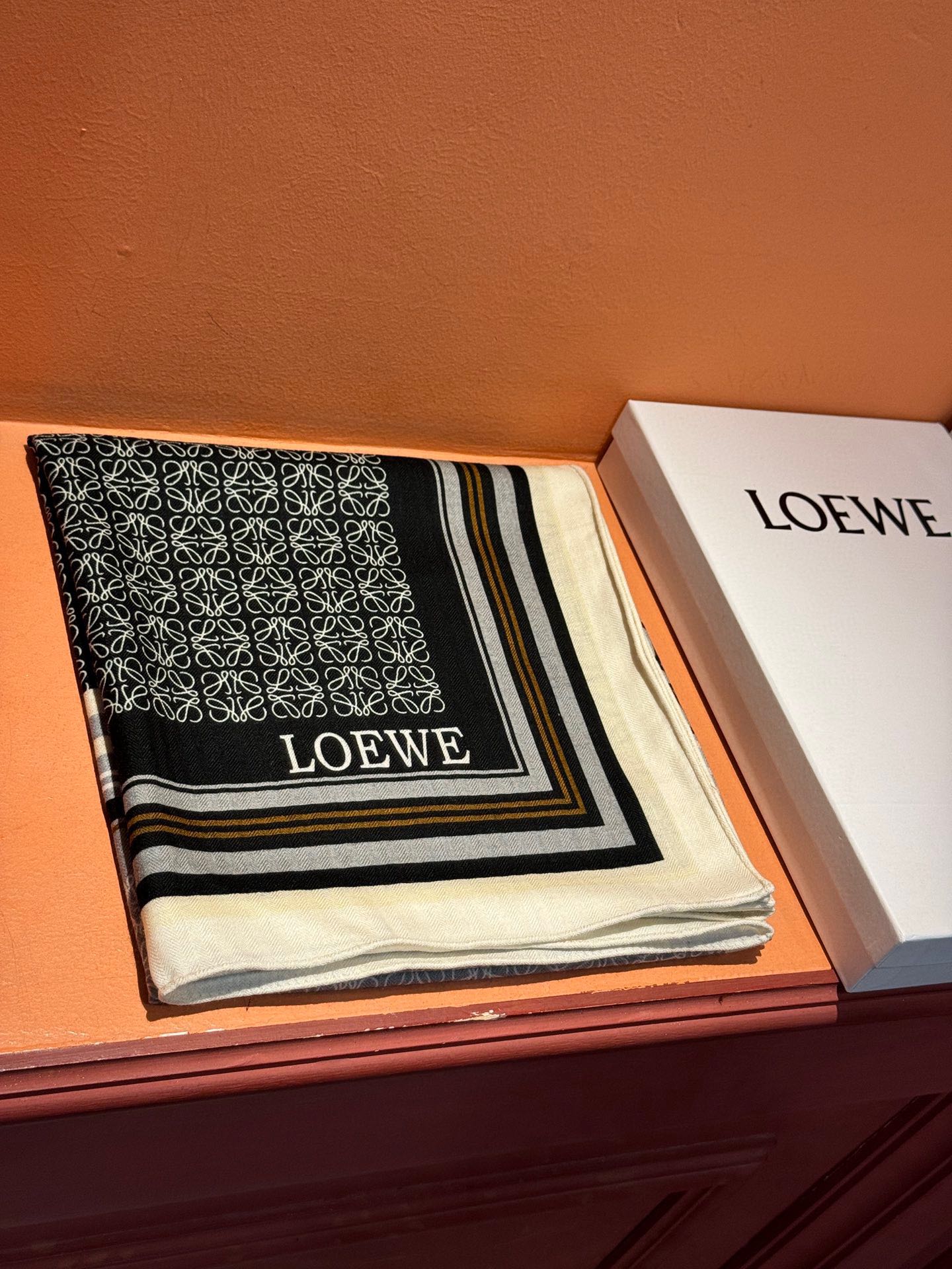 P430 High Definition Edition ❤️ Loewe Loewe Premium et pas de collision bon !!!! La portée de la capacité à apporter la meilleure qualité ce prix vraiment pro mère à la maison ! Effrayant bonnes marchandises loewe classic ➕love letters large Logo limited series square scarf real foreign good goods ! Sérieux artisanat original ! Casuellement un tour peut refléter le modèle de mode texture fois grande taille : 140 * 140cm. matériau : soie + cachemire - haute imitation usine !