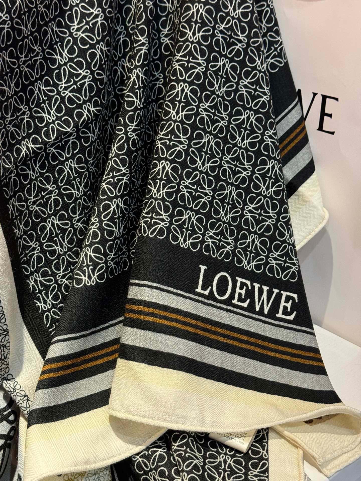 P430 High Definition Edition ❤️ Loewe Loewe Premium and not collision good!!!! Ability to bring the best quality this price really pro mom to home! Frightening good goods loewe classic ➕love letters large Logo limited series square scarf real foreign good goods! Serious original craftsmanship! Casually a ride can reflect the fashion model texture times great size: 140 * 140cm. material: silk + cashmere - high imitation factory