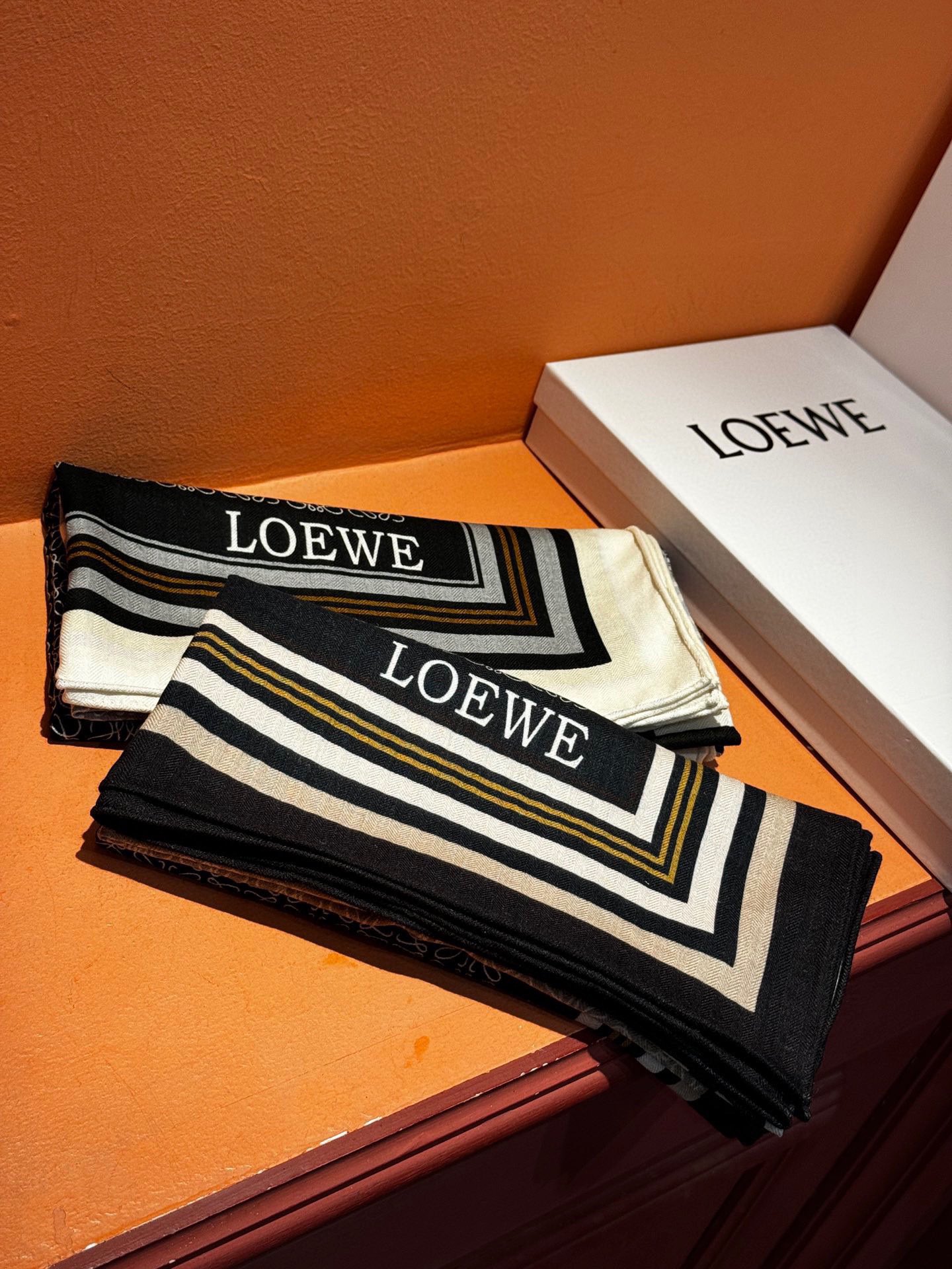 P430 High Definition Edition ❤️ Loewe Loewe Premium and not collision good!!!! Ability to bring the best quality this price really pro mom to home! Frightening good goods loewe classic ➕love letters large Logo limited series square scarf real foreign good goods! Serious original craftsmanship! Casually a ride can reflect the fashion model texture times great size: 140 * 140cm. material: silk + cashmere - high imitation factory