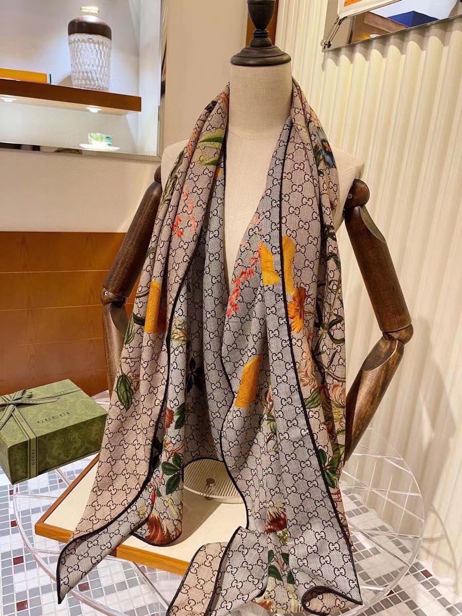 P400 Bufanda Gucci Reversible Two Tone Floral Cashmere ~ ¡super lift! ¡Feminidad superior! ¡Las bufandas de cachemira pueden ser tan bonitas! ¡Esta bufanda de cachemira floral reversible de Gucci es realmente de gran clase! ¡Los colores florales de la firma Gucci son de muy buen gusto con su atuendo! ¡Gucci firma elementos florales y flores antiguas GG nueva fusión de lujo y elegancia sentido de cachemira fina sensación de doble cara de dos colores de diseño es realmente genial! ¡Primavera y verano con una camisa blanca es más temperamento y de moda otoño e invierno con un abrigo hermanas super gusto saben cómo combinar debe conseguir! ¡Suave y lisa! ¡Da la bufanda muy fácil de modelar muy pesado diseño de lujo en el cuerpo, pero diferentes personas forro noble temperamento! Simple bottoming con esta bufanda sencilla colocación pero dar a la gente un sentido muy cómodo y de buen gusto de los grandes nombres ... recomendado! Especificaciones de tamaño: 60 * 180cm impresión de doble cara de dos colores y el proceso de teñido bufanda de cachemira a