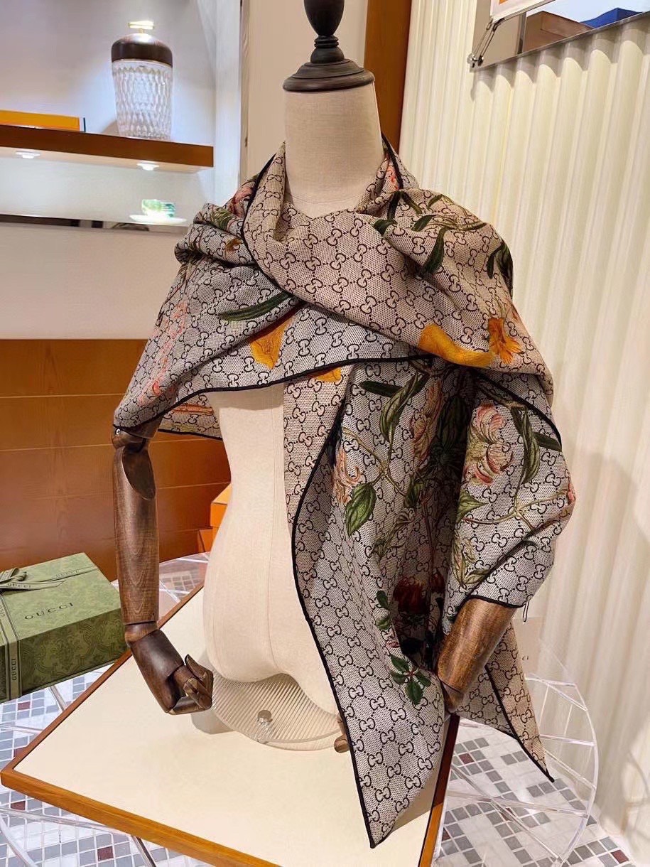 P400 Bufanda Gucci Reversible Two Tone Floral Cashmere ~ ¡super lift! ¡Feminidad superior! ¡Las bufandas de cachemira pueden ser tan bonitas! ¡Esta bufanda de cachemira floral reversible de Gucci es realmente de gran clase! ¡Los colores florales de la firma Gucci son de muy buen gusto con su atuendo! ¡Gucci firma elementos florales y flores antiguas GG nueva fusión de lujo y elegancia sentido de cachemira fina sensación de doble cara de dos colores de diseño es realmente genial! ¡Primavera y verano con una camisa blanca es más temperamento y de moda otoño e invierno con un abrigo hermanas super gusto saben cómo combinar debe conseguir! ¡Suave y lisa! ¡Da la bufanda muy fácil de modelar muy pesado diseño de lujo en el cuerpo, pero diferentes personas forro noble temperamento! Simple bottoming con esta bufanda sencilla colocación pero dar a la gente un sentido muy cómodo y de buen gusto de los grandes nombres ... recomendado! Especificaciones de tamaño: 60 * 180cm impresión de doble cara de dos colores y el proceso de teñido bufanda de cachemira a