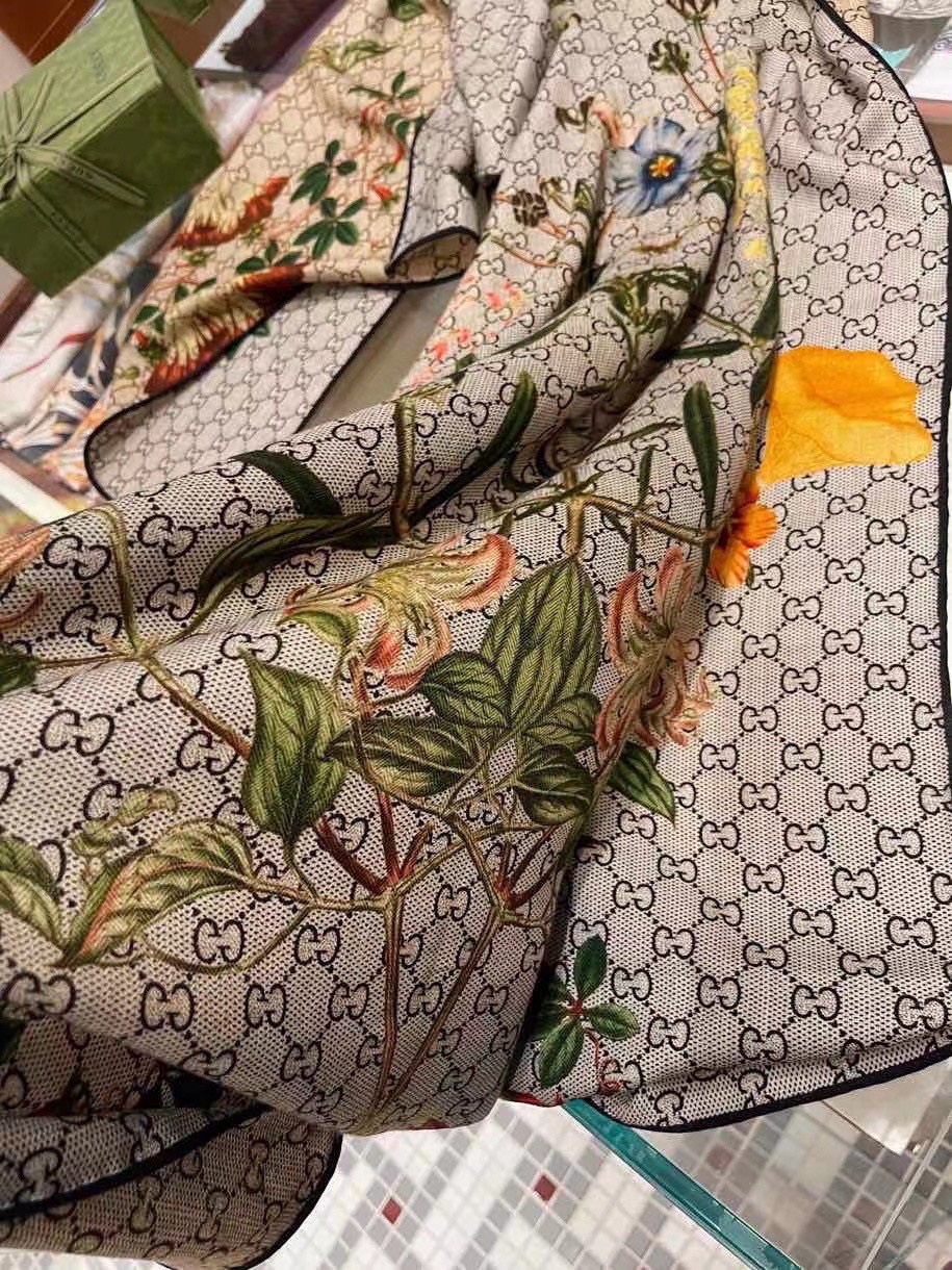 P400 Bufanda Gucci Reversible Two Tone Floral Cashmere ~ ¡super lift! ¡Feminidad superior! ¡Las bufandas de cachemira pueden ser tan bonitas! ¡Esta bufanda de cachemira floral reversible de Gucci es realmente de gran clase! ¡Los colores florales de la firma Gucci son de muy buen gusto con su atuendo! ¡Gucci firma elementos florales y flores antiguas GG nueva fusión de lujo y elegancia sentido de cachemira fina sensación de doble cara de dos colores de diseño es realmente genial! ¡Primavera y verano con una camisa blanca es más temperamento y de moda otoño e invierno con un abrigo hermanas super gusto saben cómo combinar debe conseguir! ¡Suave y lisa! ¡Da la bufanda muy fácil de modelar muy pesado diseño de lujo en el cuerpo, pero diferentes personas forro noble temperamento! Simple bottoming con esta bufanda sencilla colocación pero dar a la gente un sentido muy cómodo y de buen gusto de los grandes nombres ... recomendado! Especificaciones de tamaño: 60 * 180cm impresión de doble cara de dos colores y el proceso de teñido bufanda de cachemira a