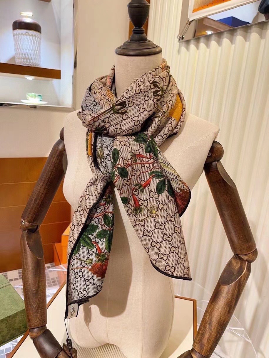 P400 Bufanda Gucci Reversible Two Tone Floral Cashmere ~ ¡super lift! ¡Feminidad superior! ¡Las bufandas de cachemira pueden ser tan bonitas! ¡Esta bufanda de cachemira floral reversible de Gucci es realmente de gran clase! ¡Los colores florales de la firma Gucci son de muy buen gusto con su atuendo! ¡Gucci firma elementos florales y flores antiguas GG nueva fusión de lujo y elegancia sentido de cachemira fina sensación de doble cara de dos colores de diseño es realmente genial! ¡Primavera y verano con una camisa blanca es más temperamento y de moda otoño e invierno con un abrigo hermanas super gusto saben cómo combinar debe conseguir! ¡Suave y lisa! ¡Da la bufanda muy fácil de modelar muy pesado diseño de lujo en el cuerpo, pero diferentes personas forro noble temperamento! Simple bottoming con esta bufanda sencilla colocación pero dar a la gente un sentido muy cómodo y de buen gusto de los grandes nombres ... recomendado! Especificaciones de tamaño: 60 * 180cm impresión de doble cara de dos colores y el proceso de teñido bufanda de cachemira a