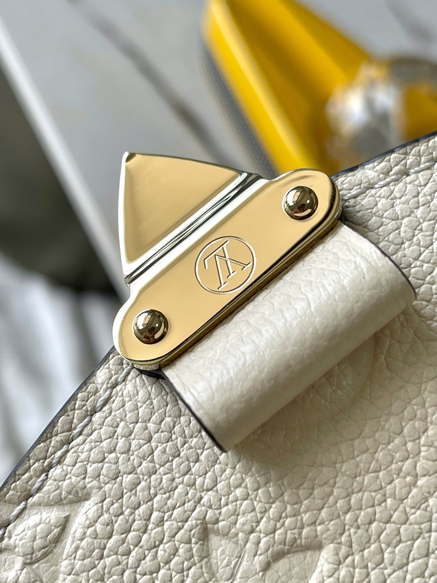 p2600 this section Pochette Metis East West Model: M22942 milk white Material: A grade all-steel hardware imported original fabrics Packaging: a full set of the original duty-free M Boberly suit Size: 21.5 * 13.5 * 6CM-high-fashion factory