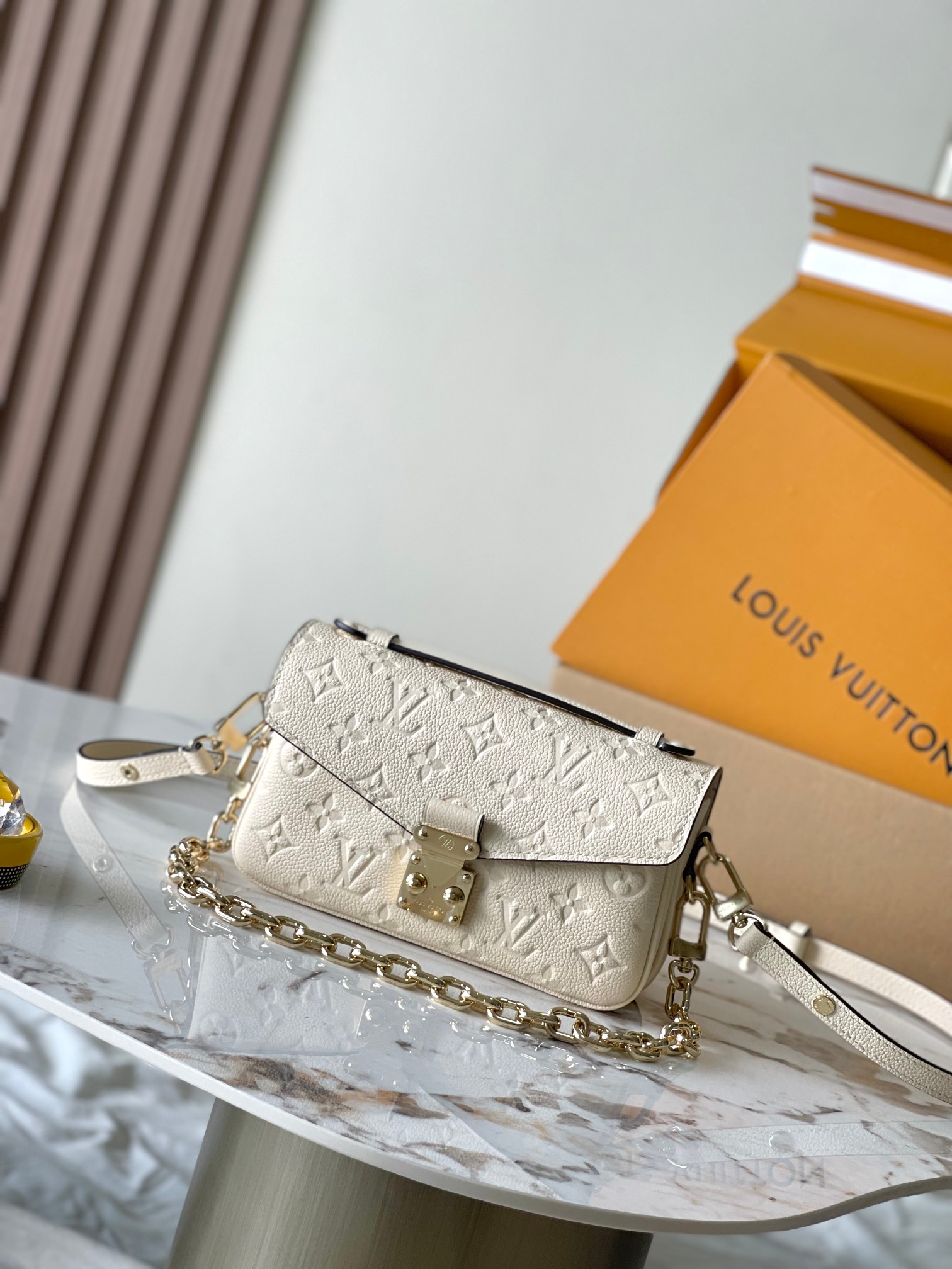 p2600 this section Pochette Metis East West Model: M22942 milk white Material: A grade all-steel hardware imported original fabrics Packaging: a full set of the original duty-free M Boberly suit Size: 21.5 * 13.5 * 6CM-high-fashion factory