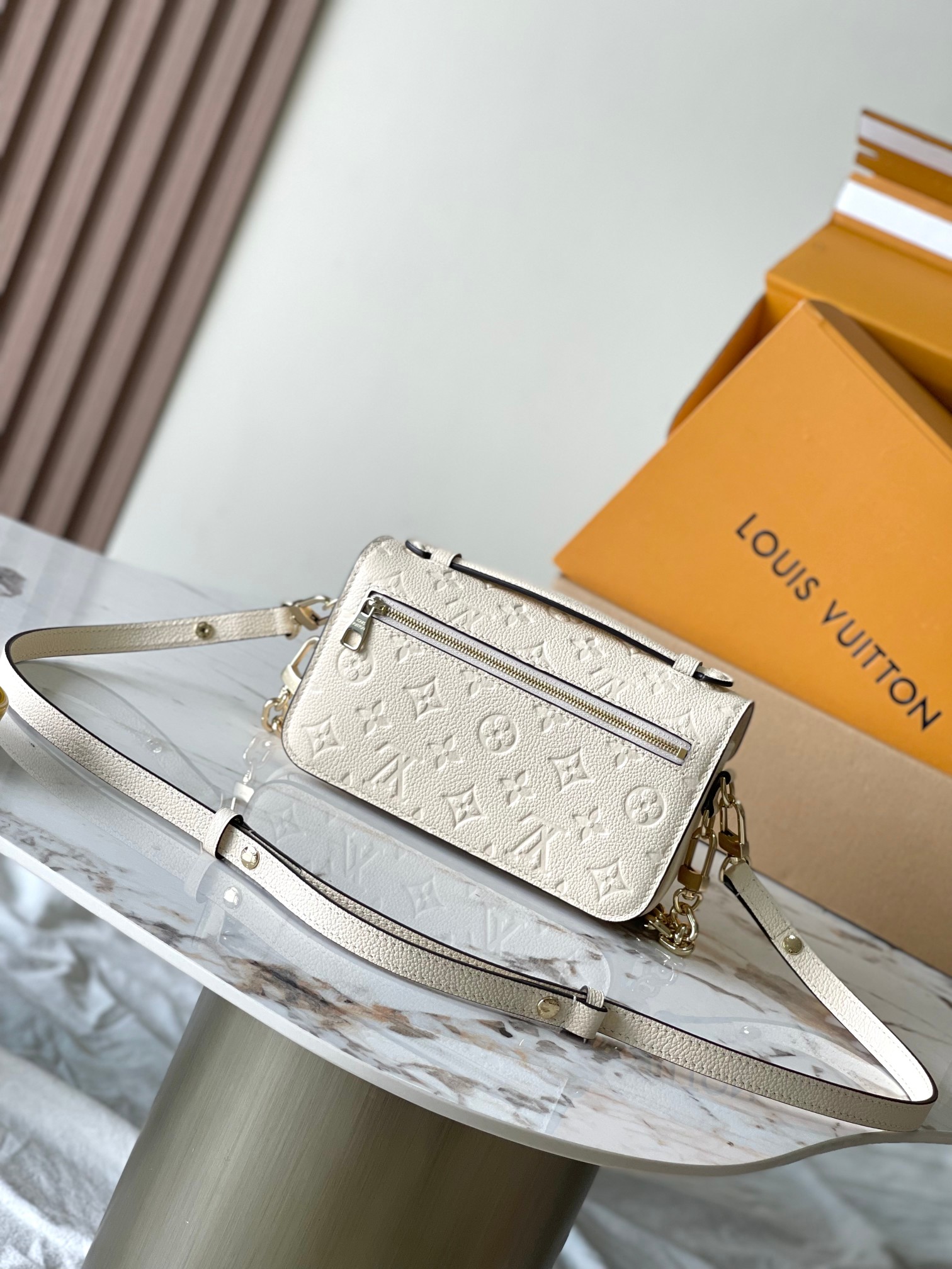 p2600 this section Pochette Metis East West Model: M22942 milk white Material: A grade all-steel hardware imported original fabrics Packaging: a full set of the original duty-free M Boberly suit Size: 21.5 * 13.5 * 6CM-high-fashion factory