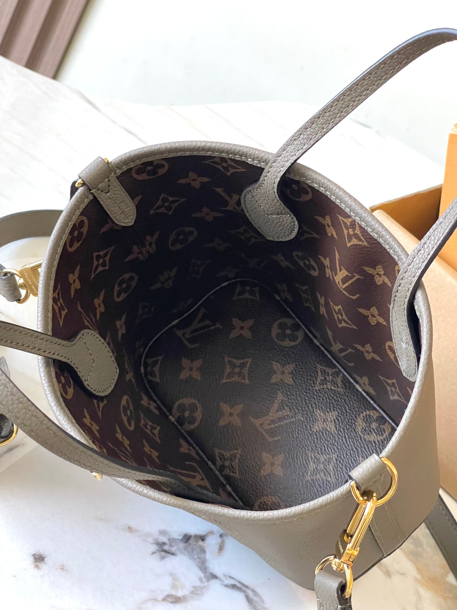 p1860 Neverfull Bandouliere Inside Out BB handbags this season interpretation of the classic design of the double-sided version Model: M12109 Elephant Gray Material: A-grade all-steel hardware imported original cowhide Packaging: a full set of the original duty-free M Boberly loaded Size: 24 * 14 * 9CM-High-fashion Factory