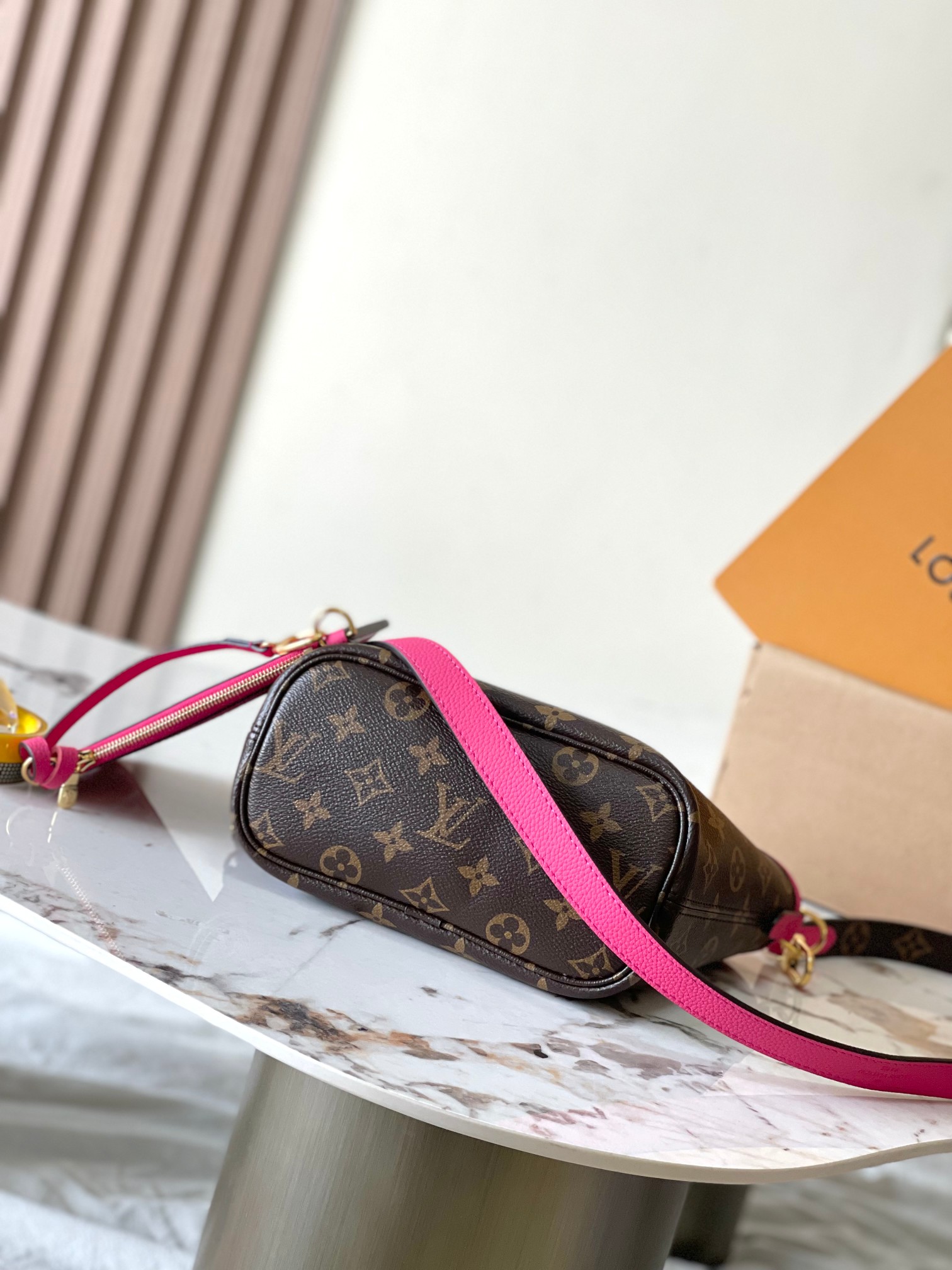 图片[5]-p1860

 Neverfull Bandouliere Inside Out BB 手袋本季演绎经典设计的双面版本
型号：M12106玫红
材料：A级全钢五金进口原厂牛皮
包装：全套原厂免税M博柏利装
尺寸：24*14*9CM-高仿包包