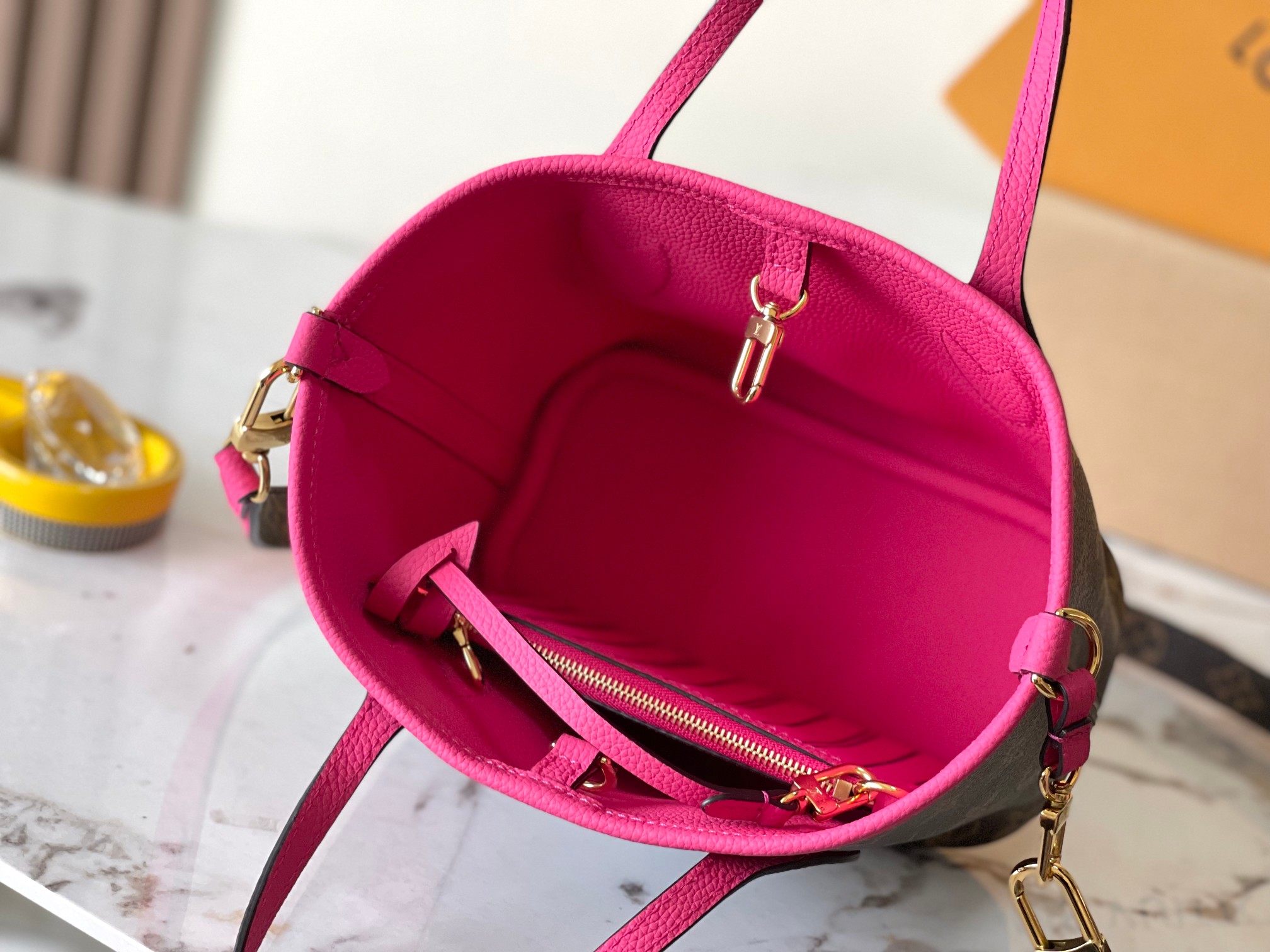 p1860 Neverfull Bandouliere Inside Out BB handbags this season interpretation of the classic design of the double-sided version Model: M12106 Rose Red Material: A grade all-steel hardware imported original cowhide Packaging: a full set of the original duty-free M Boberly loaded Size: 24 * 14 * 9CM-high imitation factory