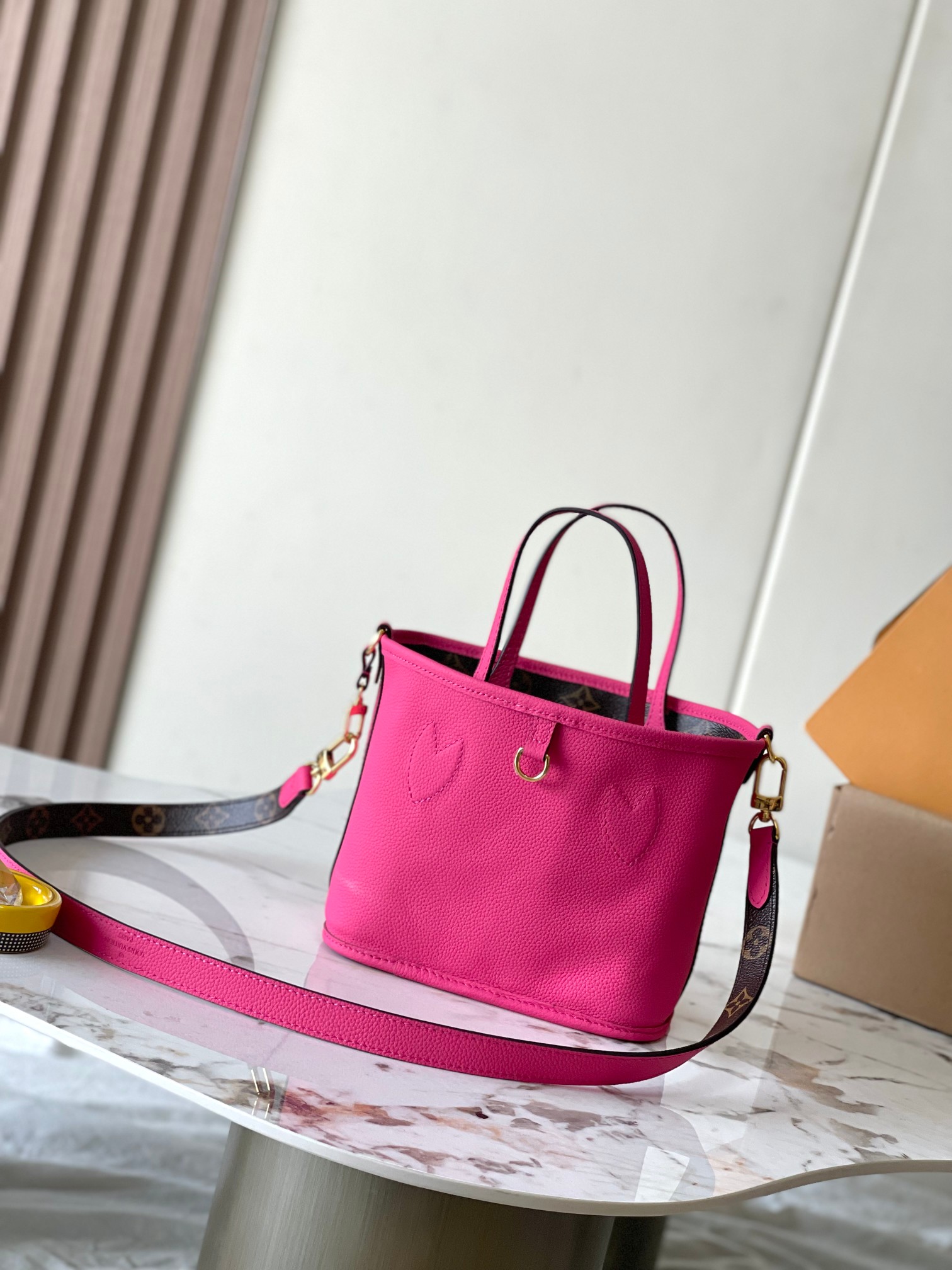 p1860 Neverfull Bandouliere Inside Out BB handbags this season interpretation of the classic design of the double-sided version Model: M12106 Rose Red Material: A grade all-steel hardware imported original cowhide Packaging: a full set of the original duty-free M Boberly loaded Size: 24 * 14 * 9CM-high imitation factory