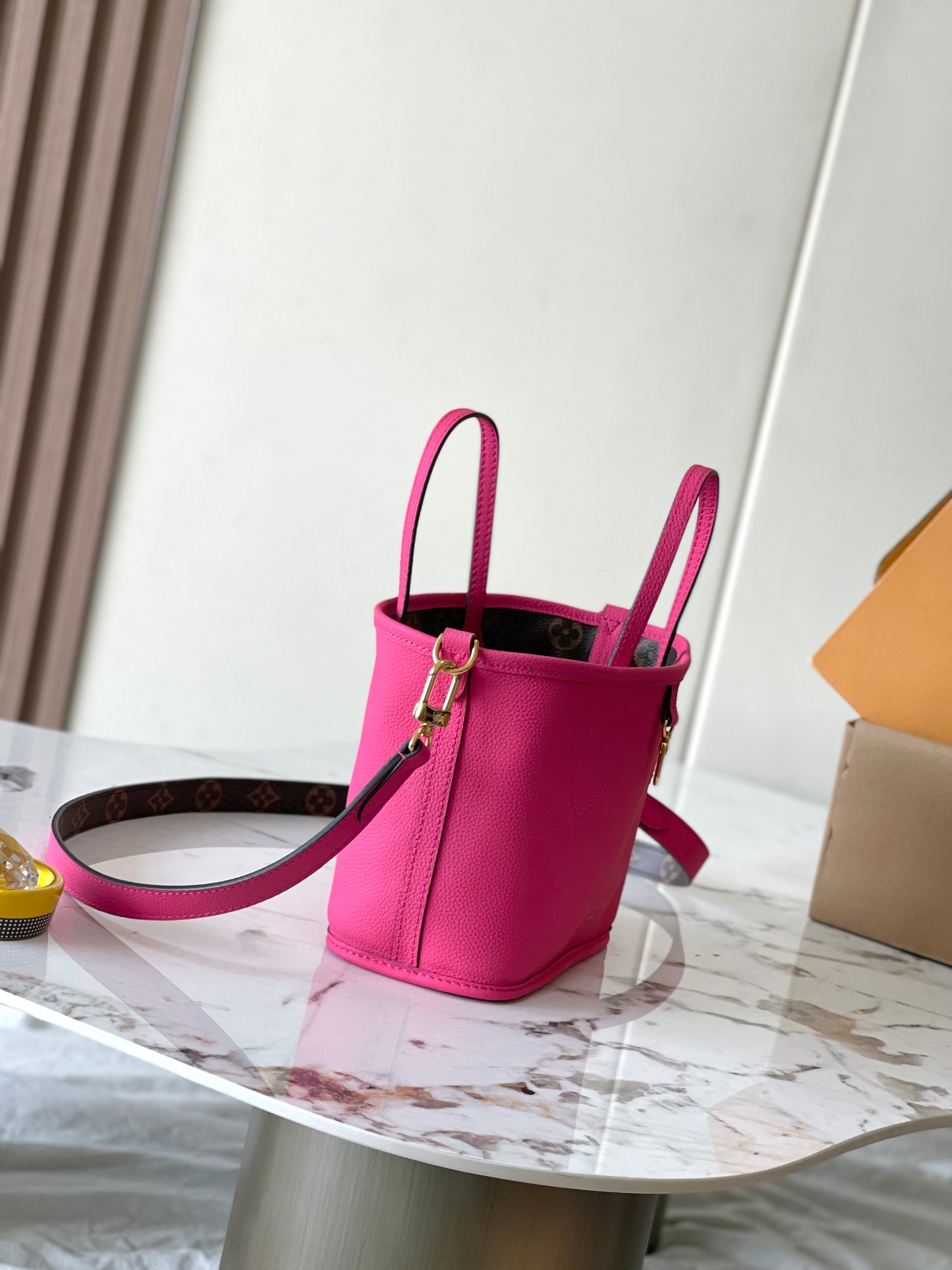 p1860 Neverfull Bandouliere Inside Out BB handbags this season interpretation of the classic design of the double-sided version Model: M12106 Rose Red Material: A grade all-steel hardware imported original cowhide Packaging: a full set of the original duty-free M Boberly loaded Size: 24 * 14 * 9CM-high imitation factory