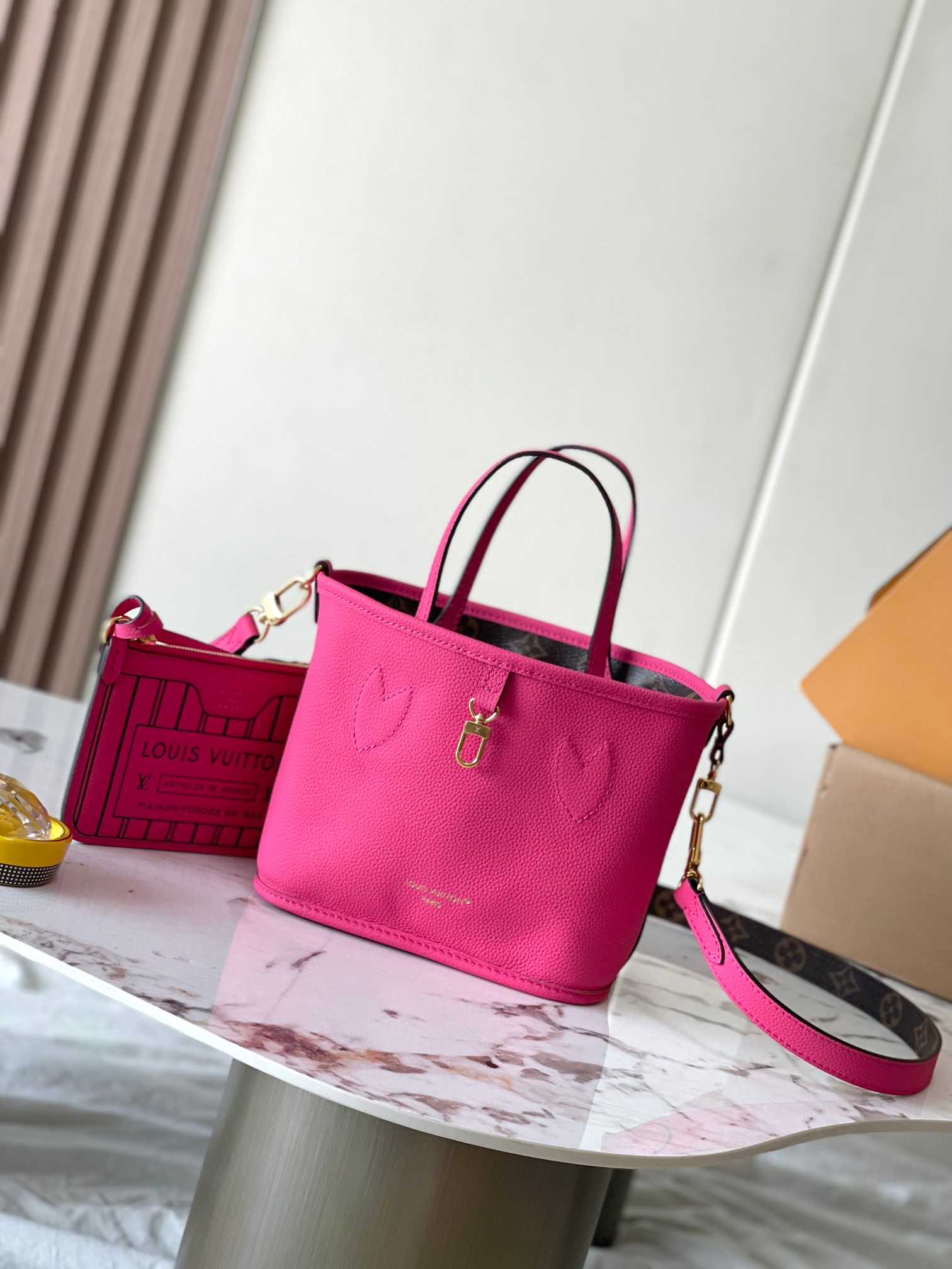 p1860 Neverfull Bandouliere Inside Out BB handbags this season interpretation of the classic design of the double-sided version Model: M12106 Rose Red Material: A grade all-steel hardware imported original cowhide Packaging: a full set of the original duty-free M Boberly loaded Size: 24 * 14 * 9CM-high imitation factory