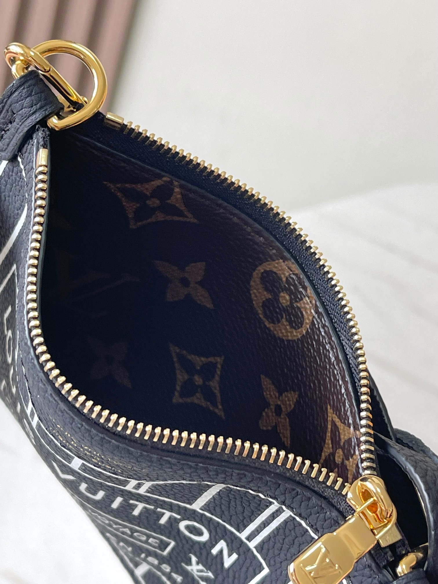 图片[7]-p1860

 Neverfull Bandouliere Inside Out BB 手袋本季演绎经典设计的双面版本
型号：M12099黑色
材料：A级全钢五金进口原厂牛皮
包装：全套原厂免税M博柏利装
尺寸：24*14*9CM-高仿包包