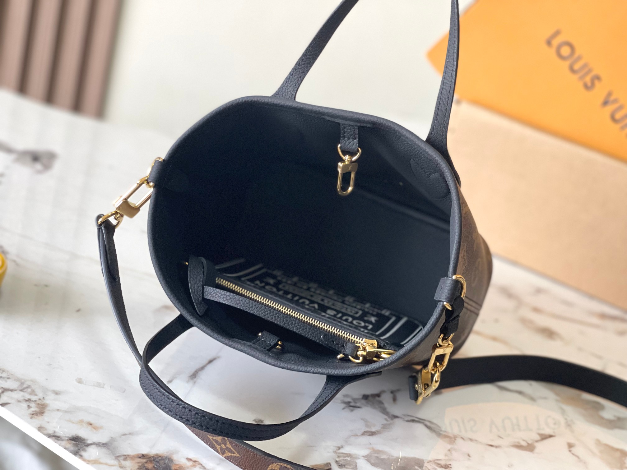 p1860 Neverfull Bandouliere Inside Out BB handbags this season interpretation of the classic design of the double-sided version Model: M12099 black Material: A grade all-steel hardware imported original cowhide Packaging: a full set of the original duty-free M Boberly loaded Size: 24 * 14 * 9CM - high imitation factory