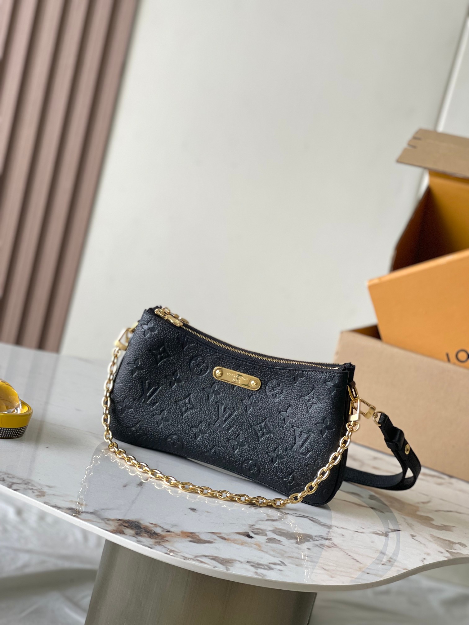 p1800

 Liv pochette 手袋 牛皮压纹Liv pochette double设计为紧贴在手臂下
型号：M83301黑色动态芯片
材料：A级全钢五金进口原厂面料
包装：全套原厂免税M博柏利装
尺寸：24.5*13.5*6.5-高仿包包