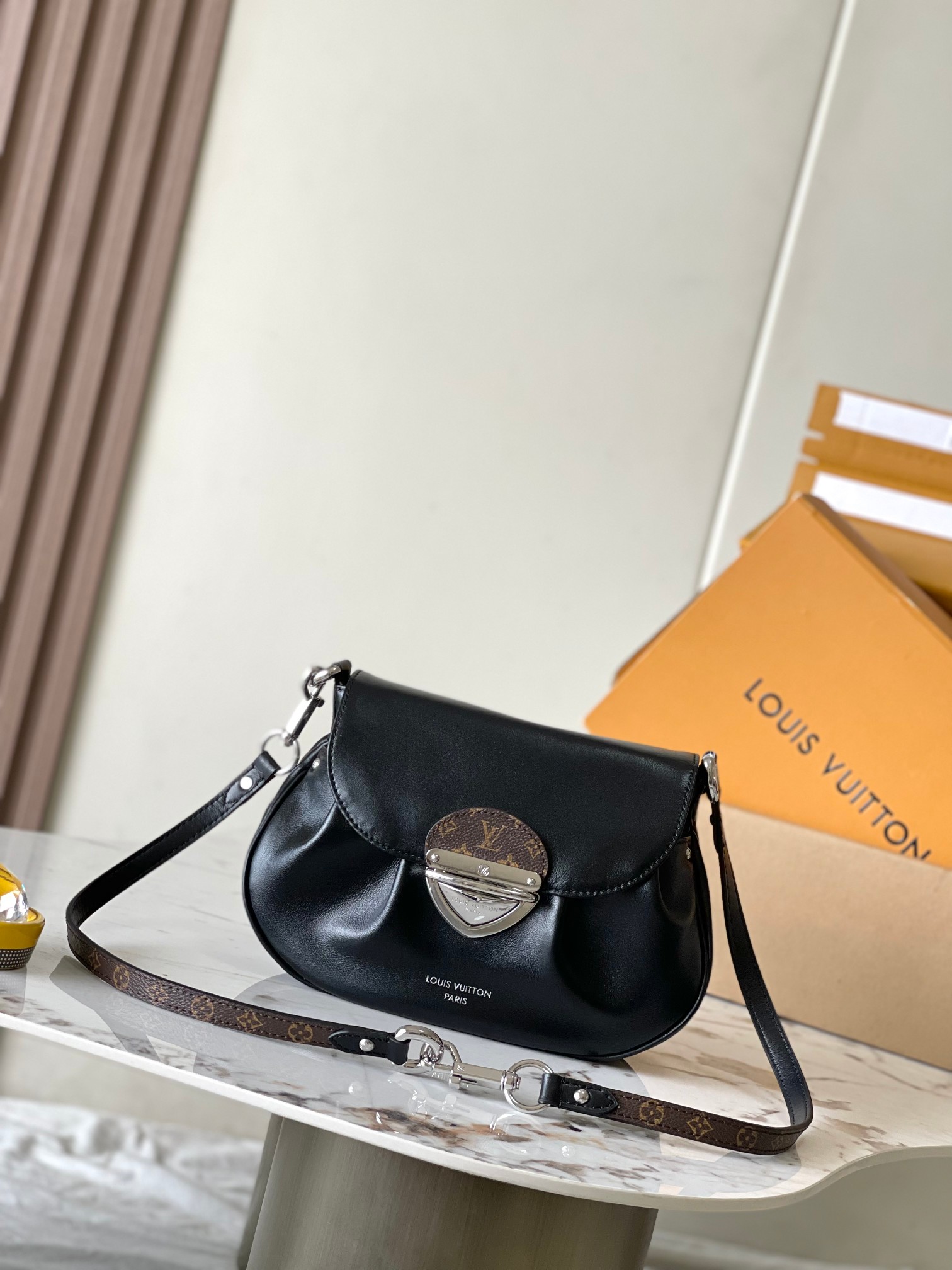 Imagem[1]-p1860Sunset Vibe Handbags Perspex Sheep Leather Model: M12192 BlackMaterials: Grade A All-steel HardwareImported Original FabricsPackaging: Full set of original duty-free M Boberly PackagingSize: 27*18*3CM-High-fashion Bags