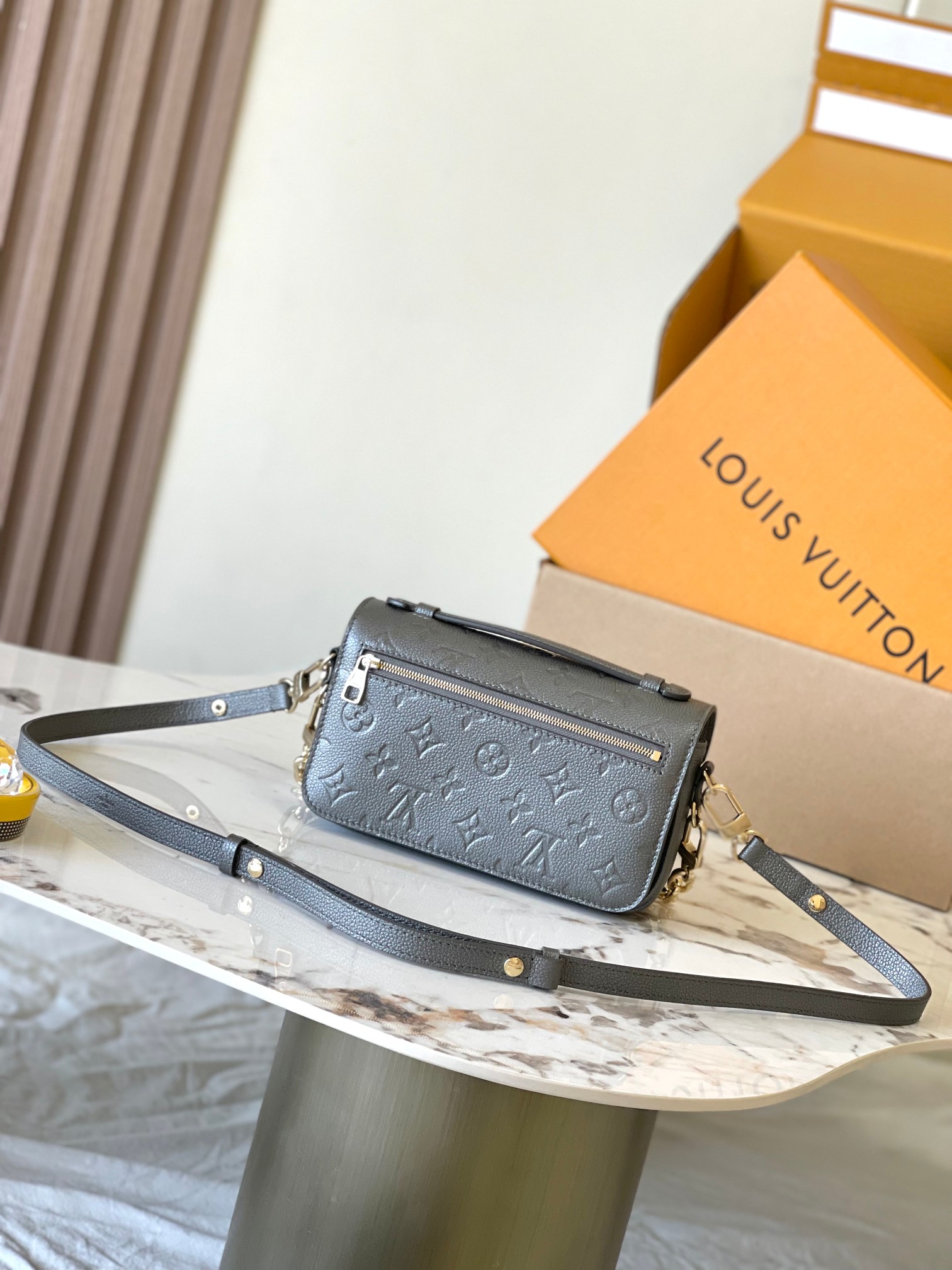 p2600 this section Pochette Metis East West Model: M11998 Iron Gray Material: A grade all-steel hardware imported original fabrics Packaging: a full set of the original duty-free M Boberly suit Size: 21.5 * 13.5 * 6CM-high-fashion factory